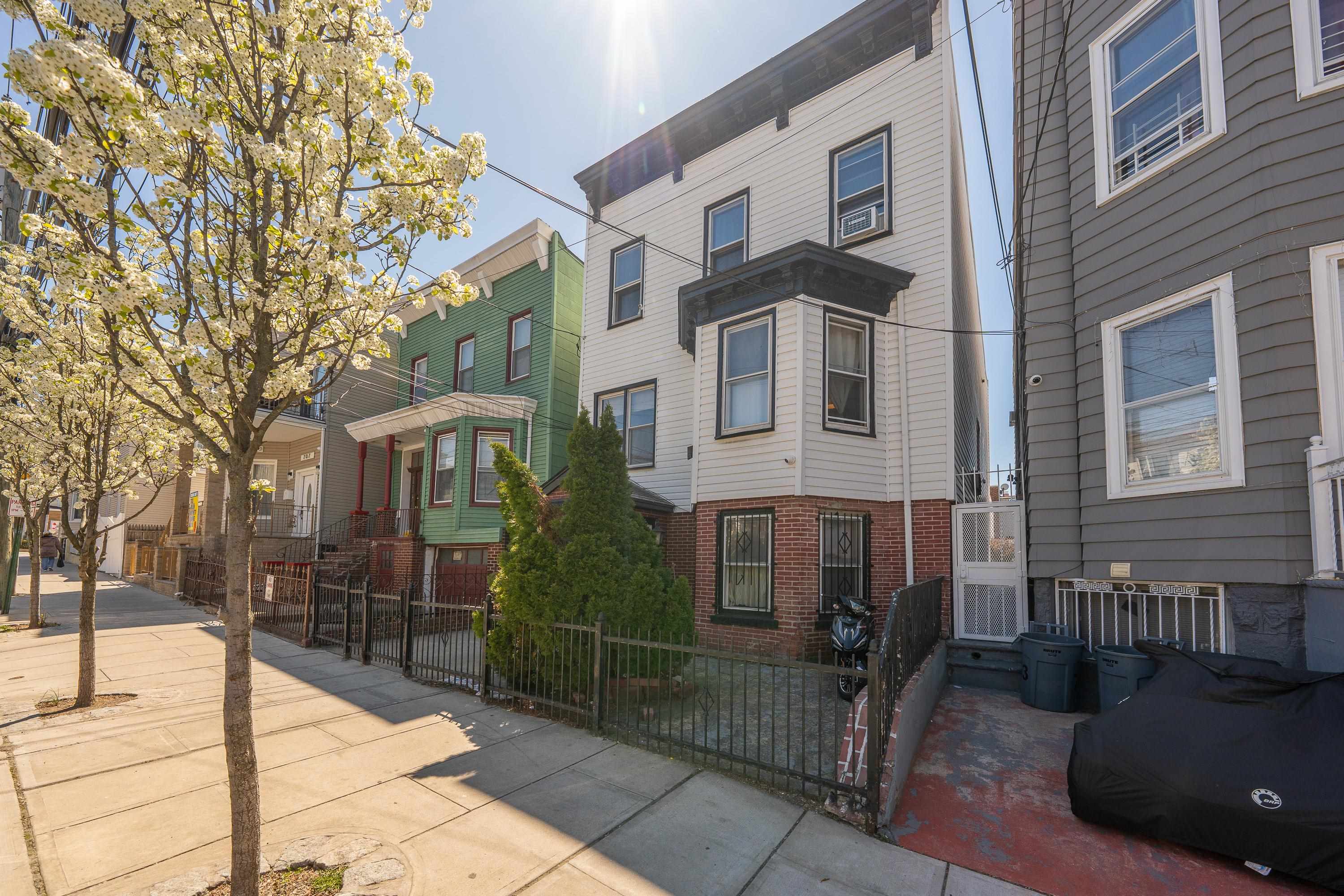 711 12TH ST - Photo 2