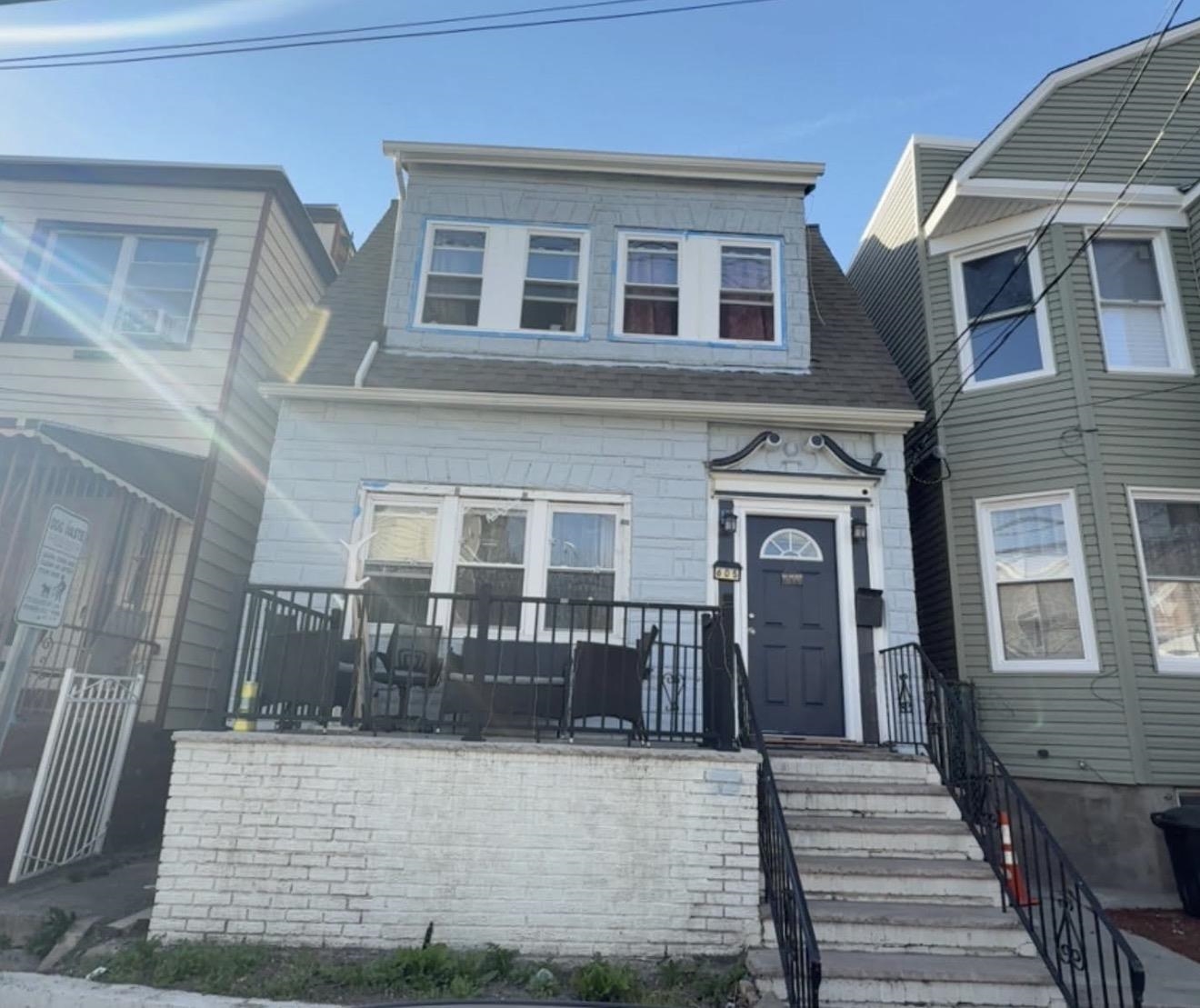 605 GARFIELD AVE - Photo 1