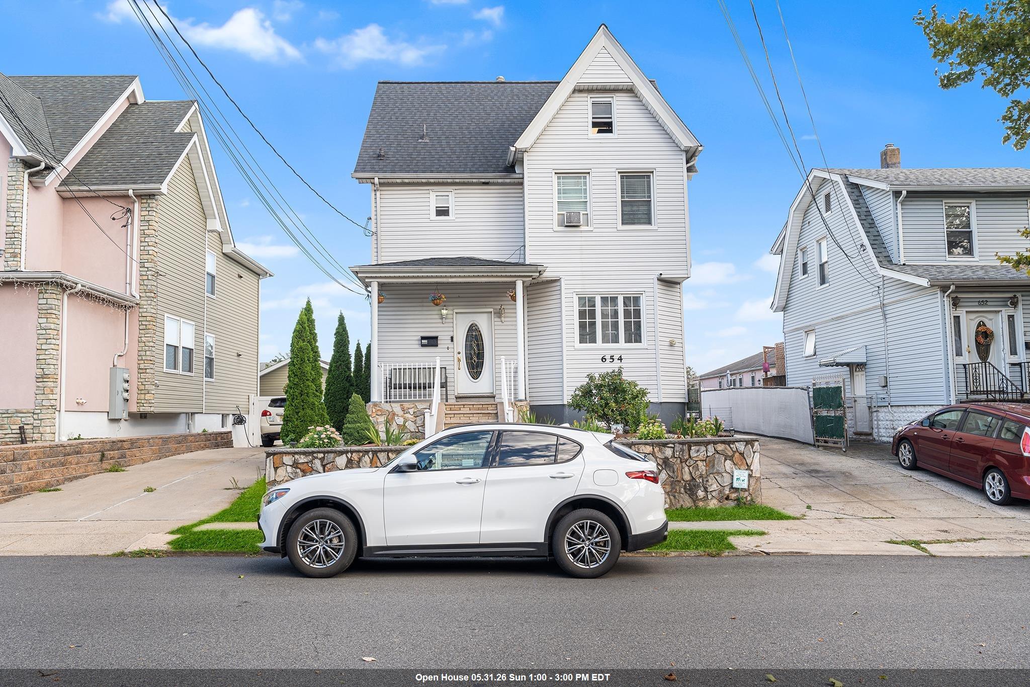 656 DEVON ST - Photo 1