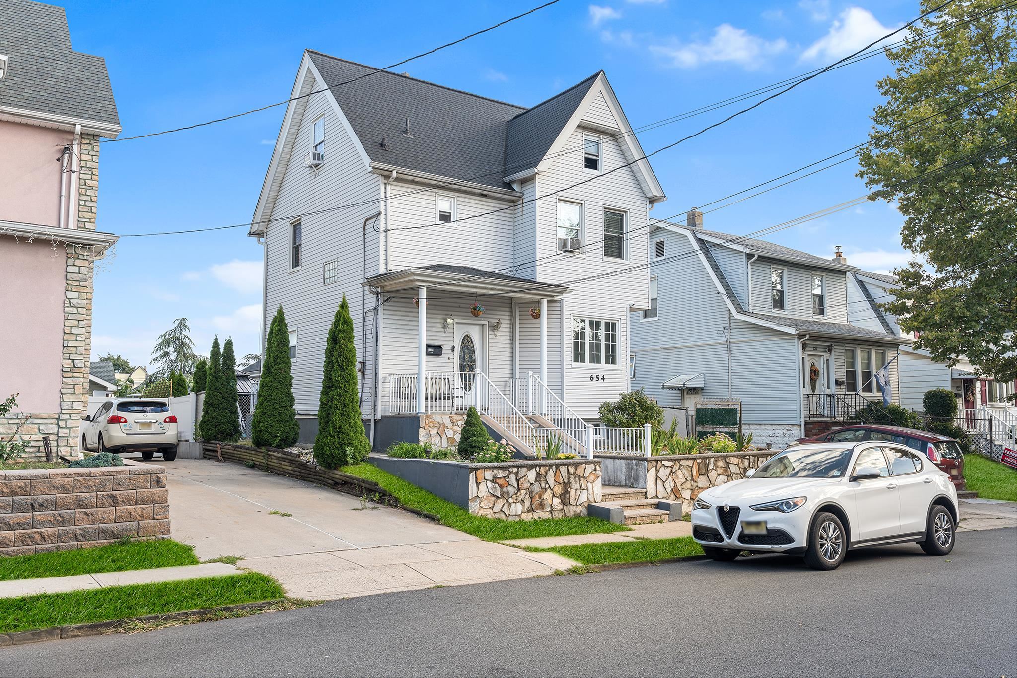 656 DEVON ST - Photo 2