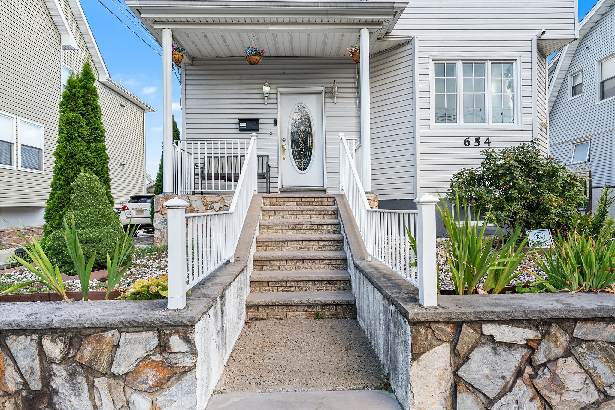 656 DEVON ST - Photo 3