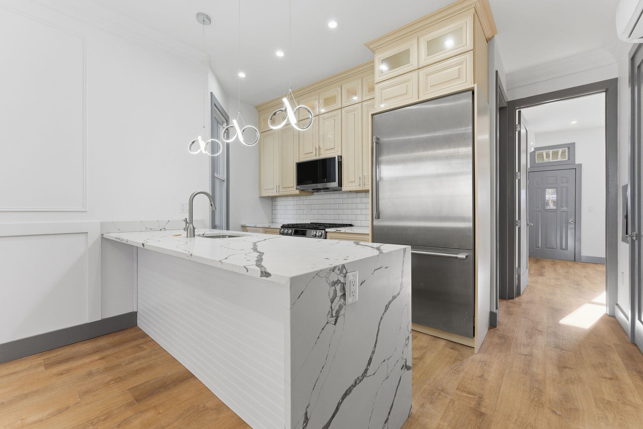 821 18TH ST - Photo 5