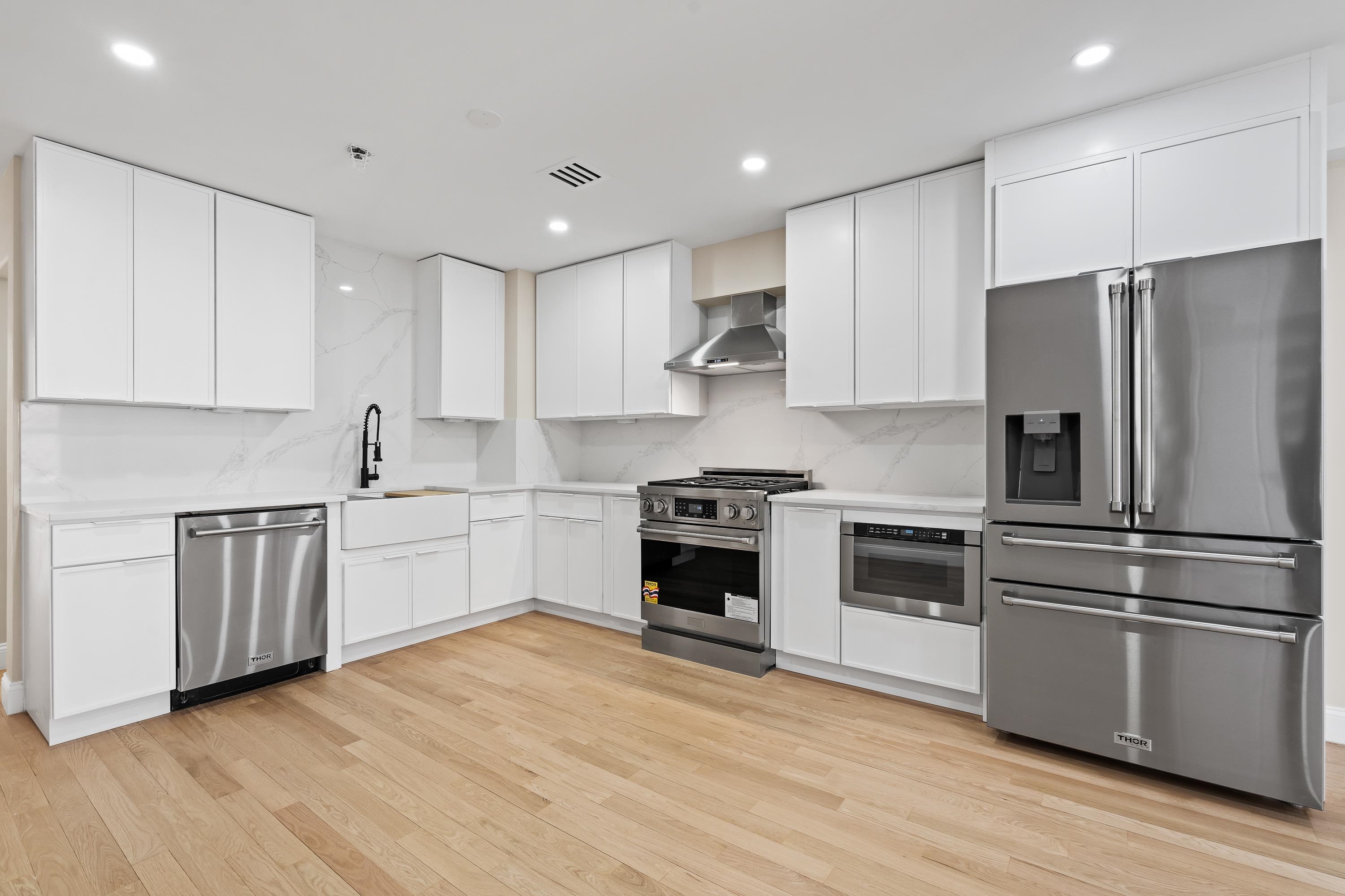 306 GRAND ST - Photo 2