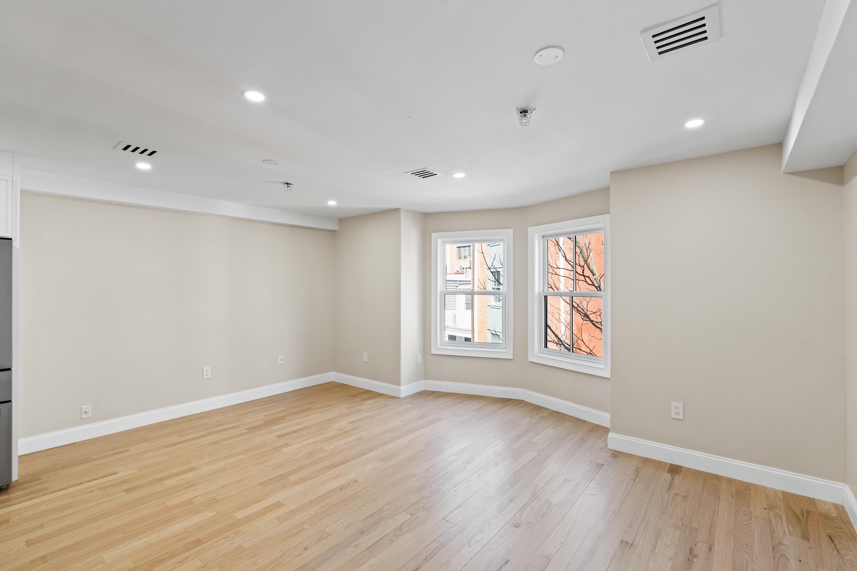306 GRAND ST - Photo 3