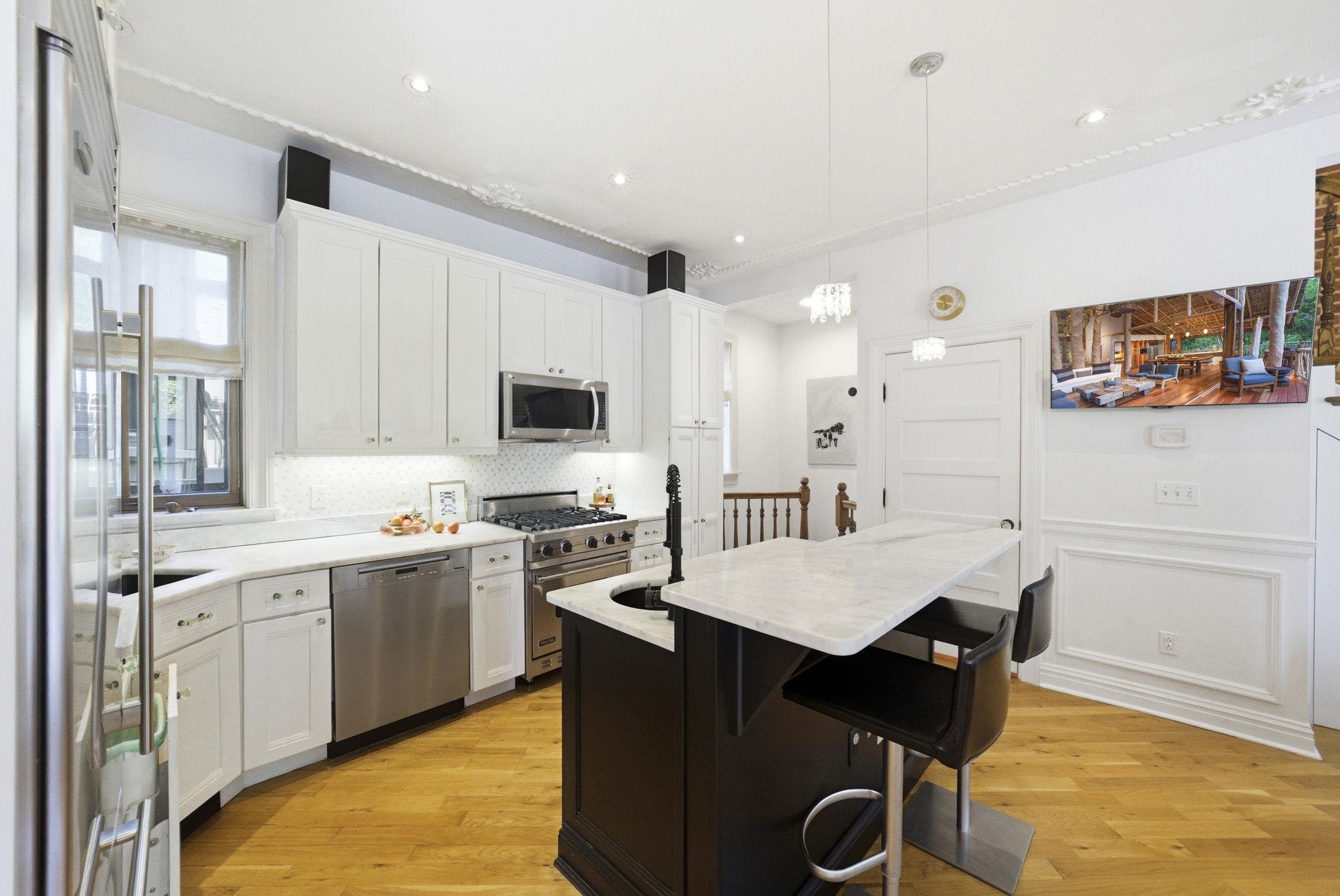 160 10TH ST