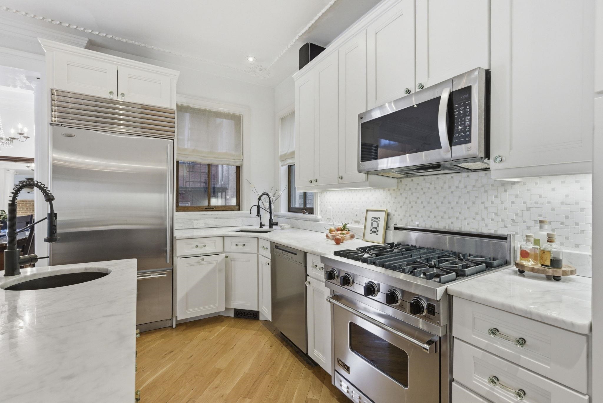 160 10TH ST