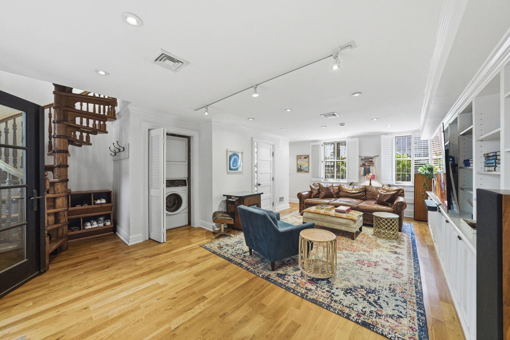 160 10TH ST