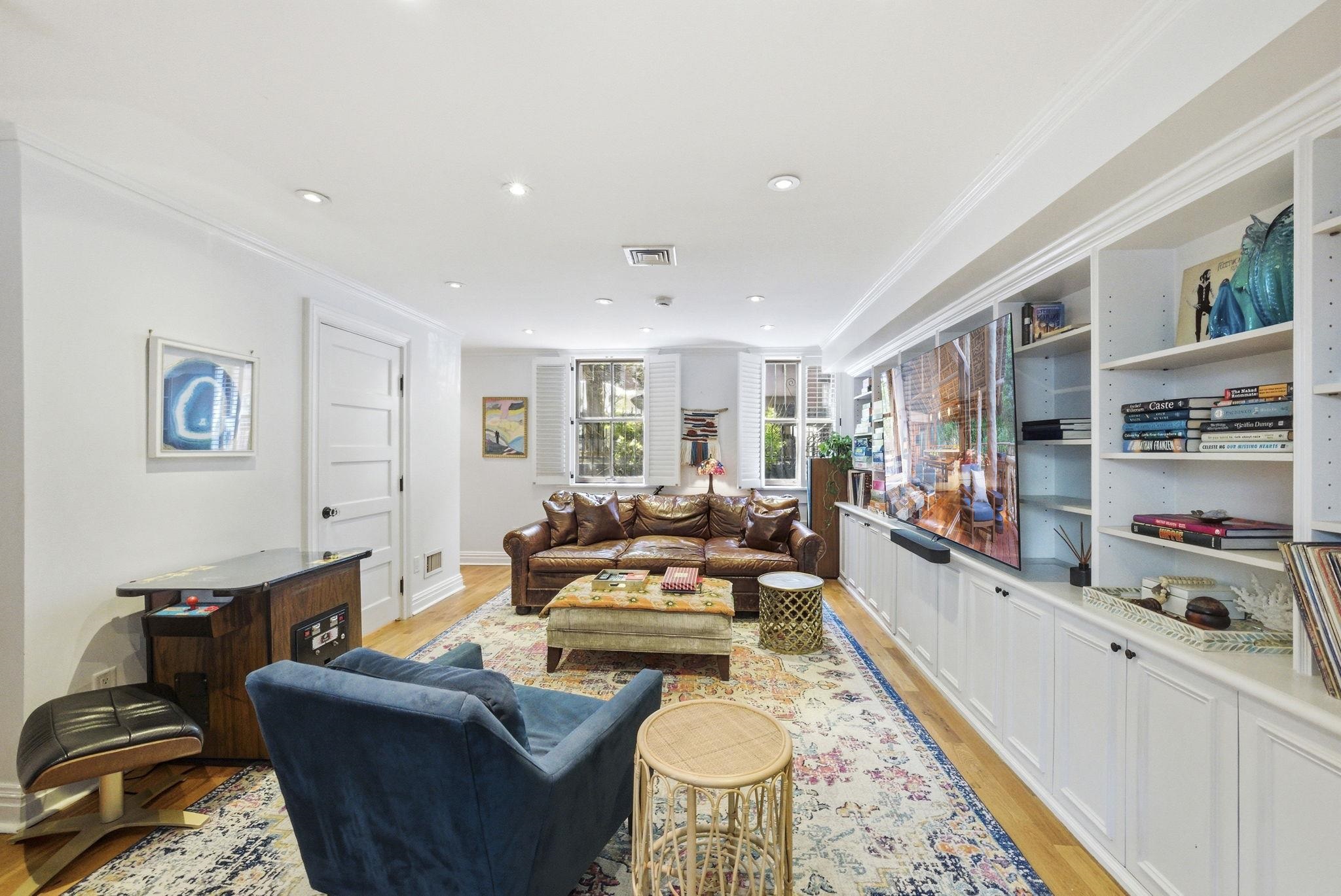 160 10TH ST