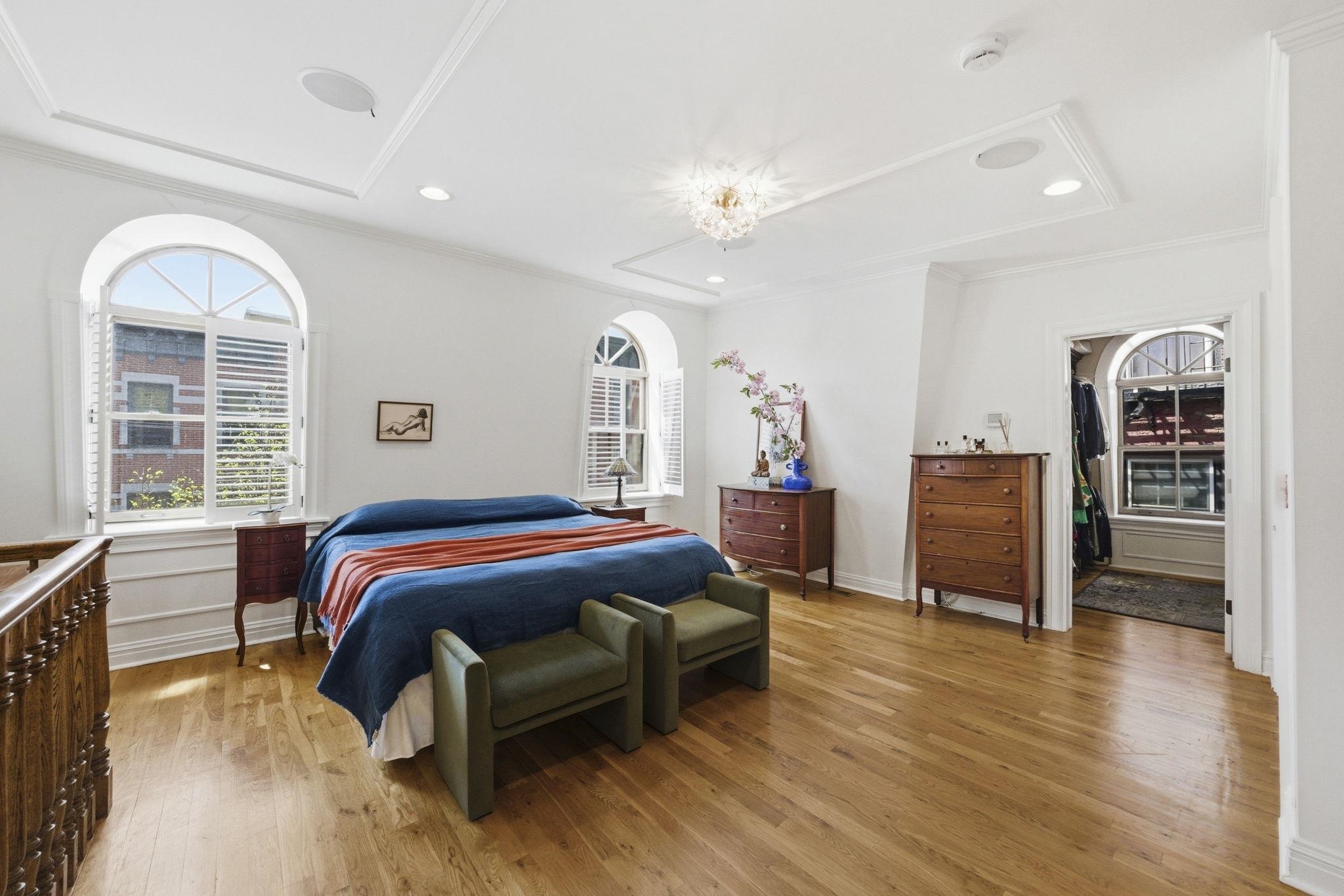 160 10TH ST