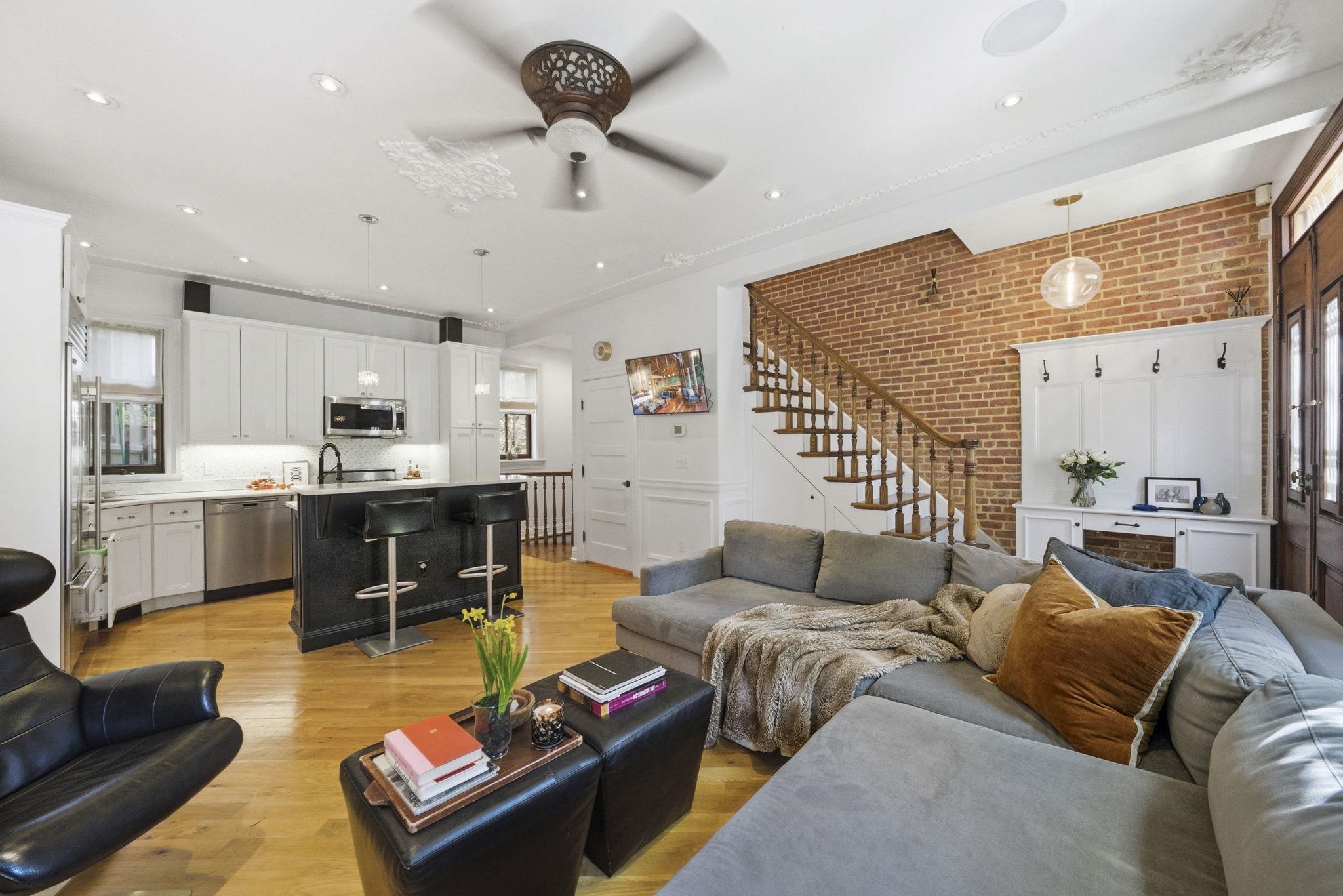 160 10TH ST