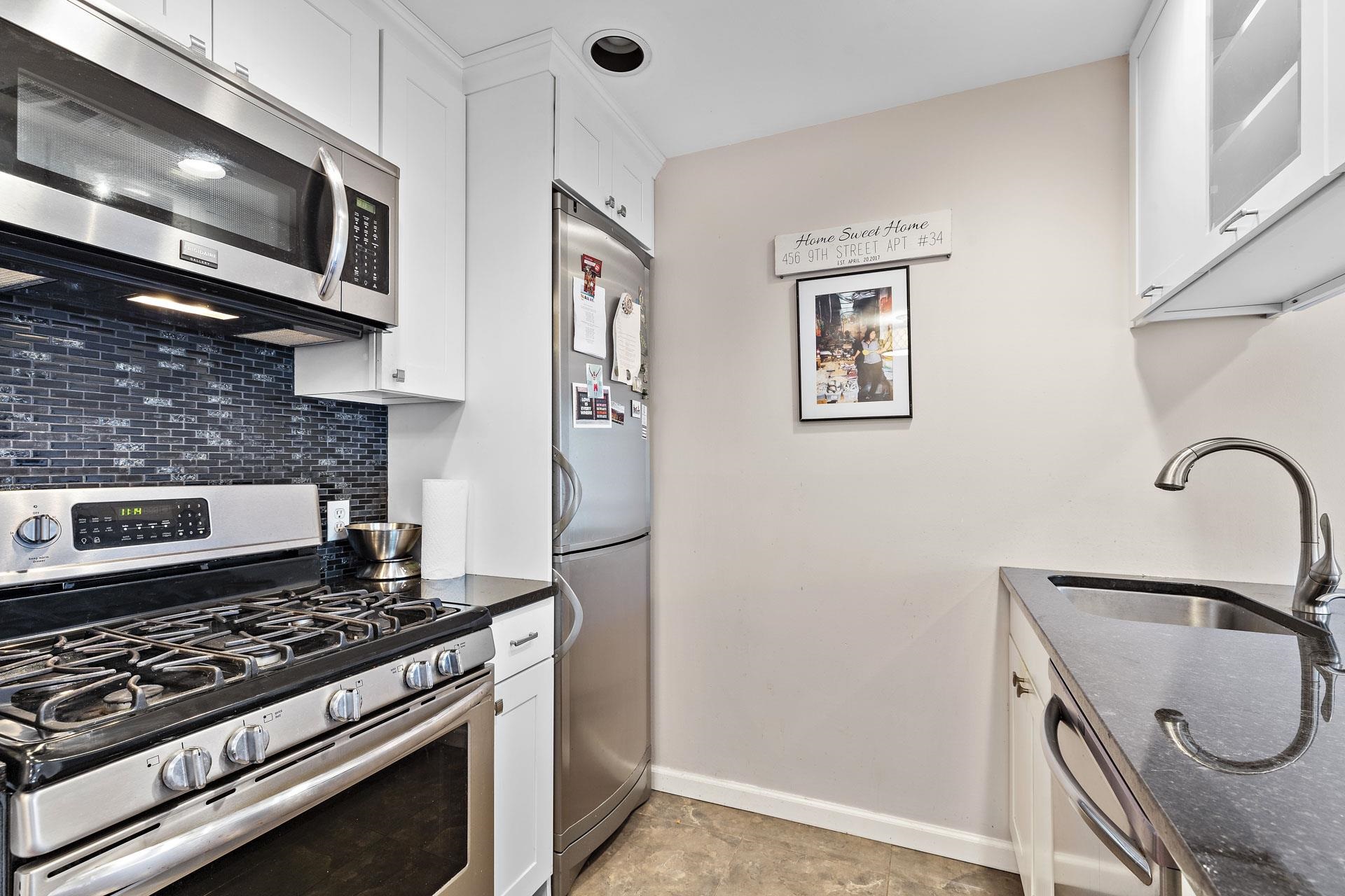 456 9TH ST - Photo 3
