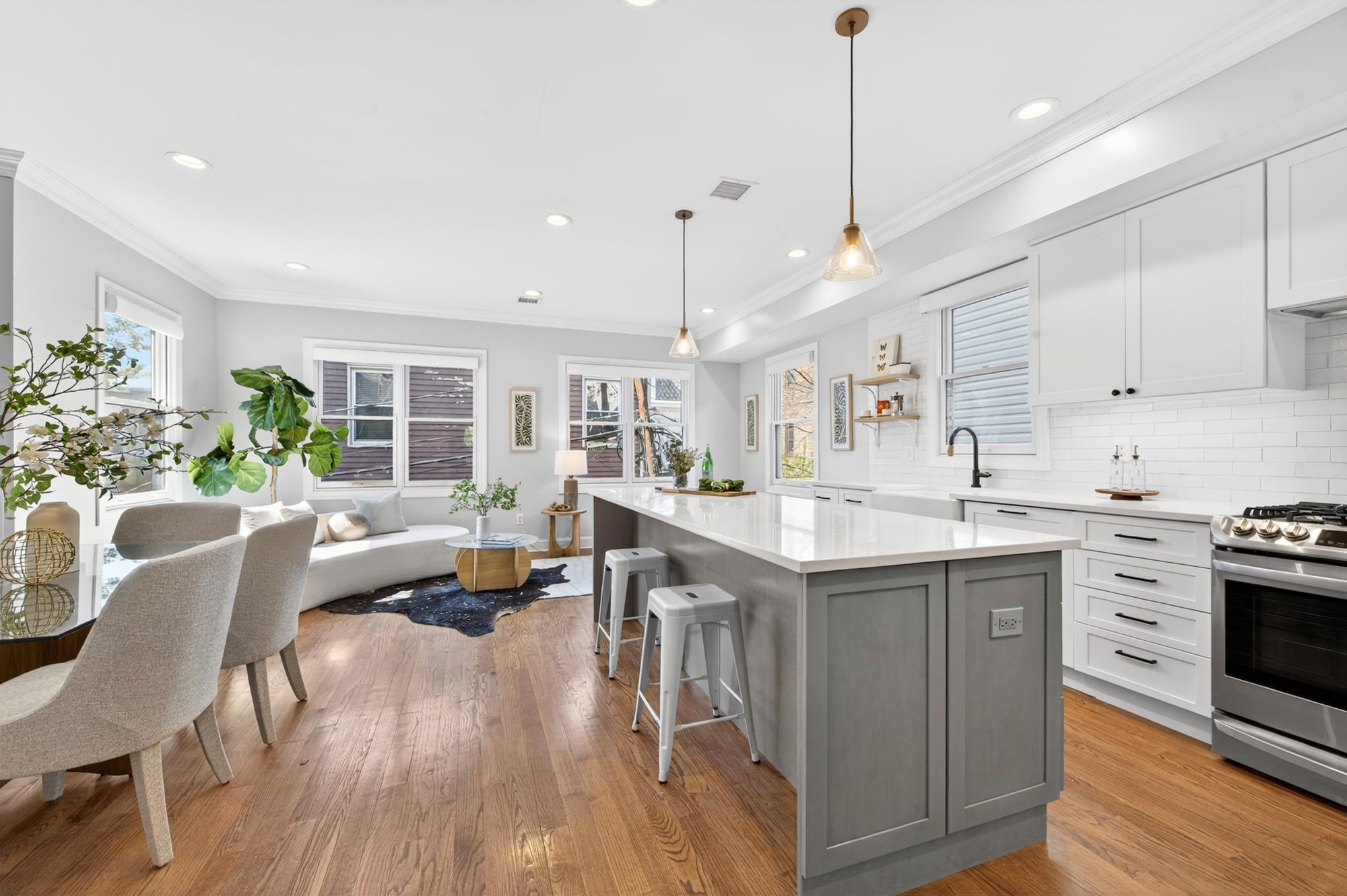 171 JEWETT AVE - Photo 1