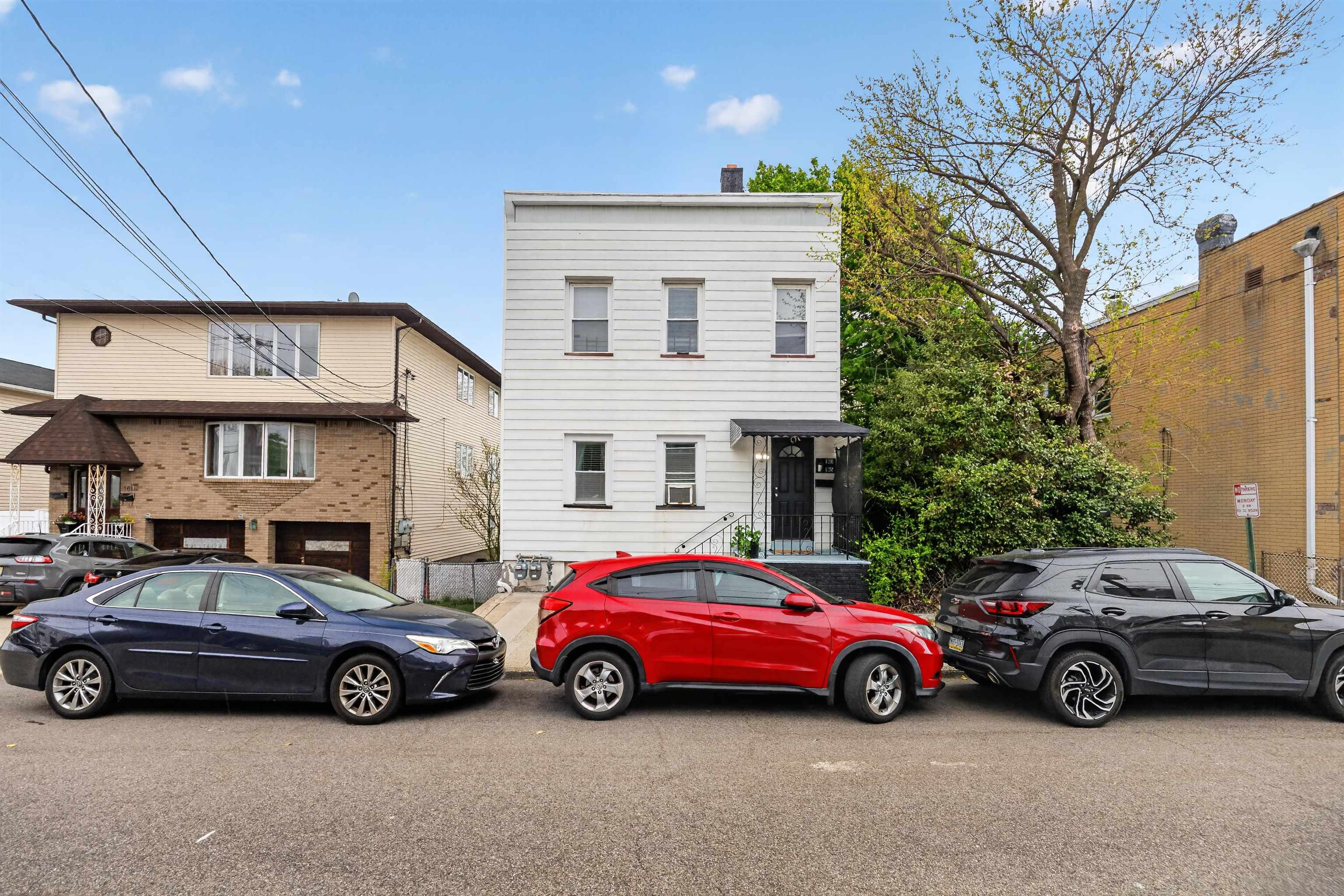 163 MACARTHUR AVE - Photo 1