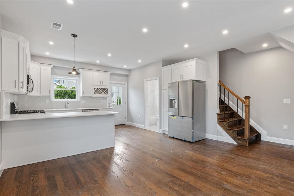 153 LAIDLAW AVE Unit: 1