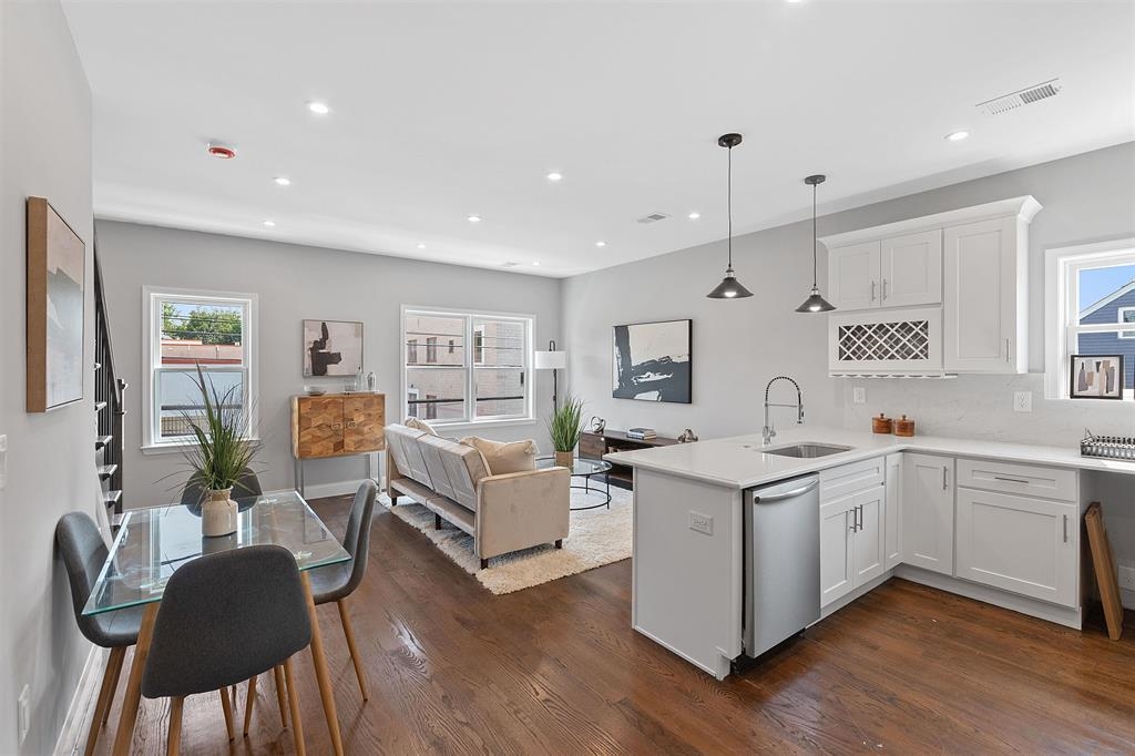 153 LAIDLAW AVE Unit: 2