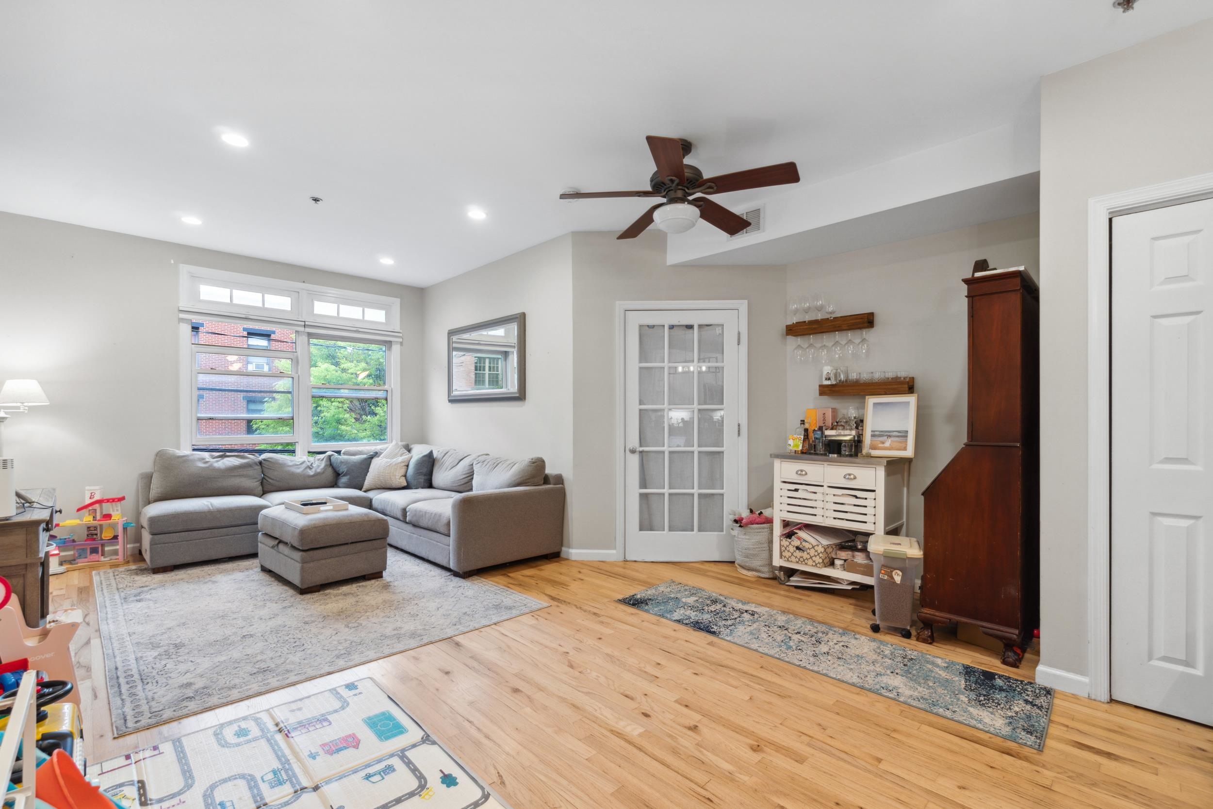 81 MONROE ST Unit: 2