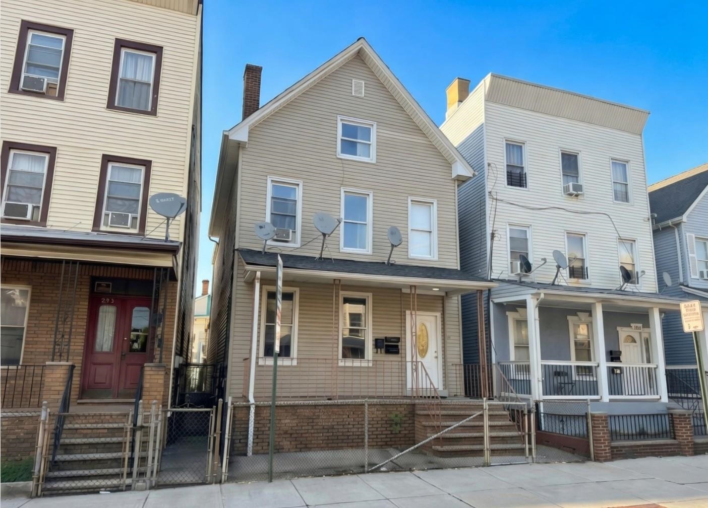 231 CLARK PL - Photo 1