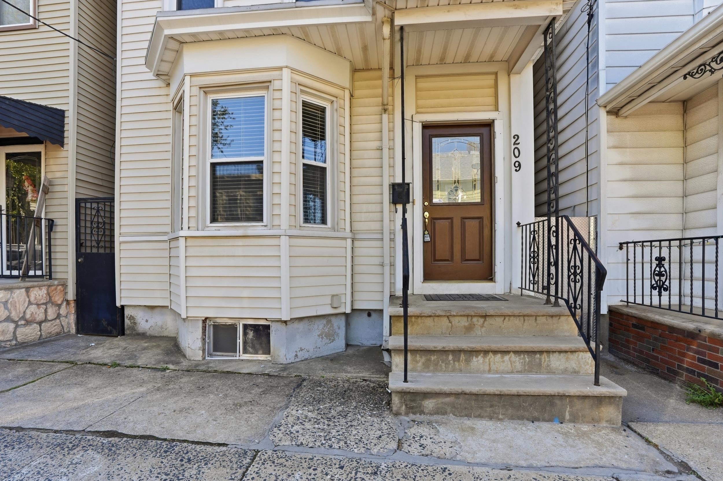 209 HAMILTON ST - Photo 3