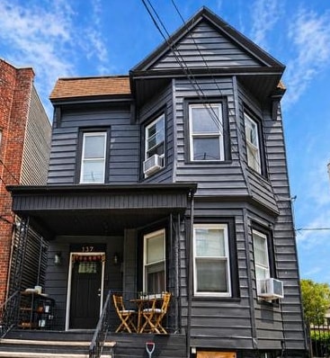 137 MANHATTAN AVE