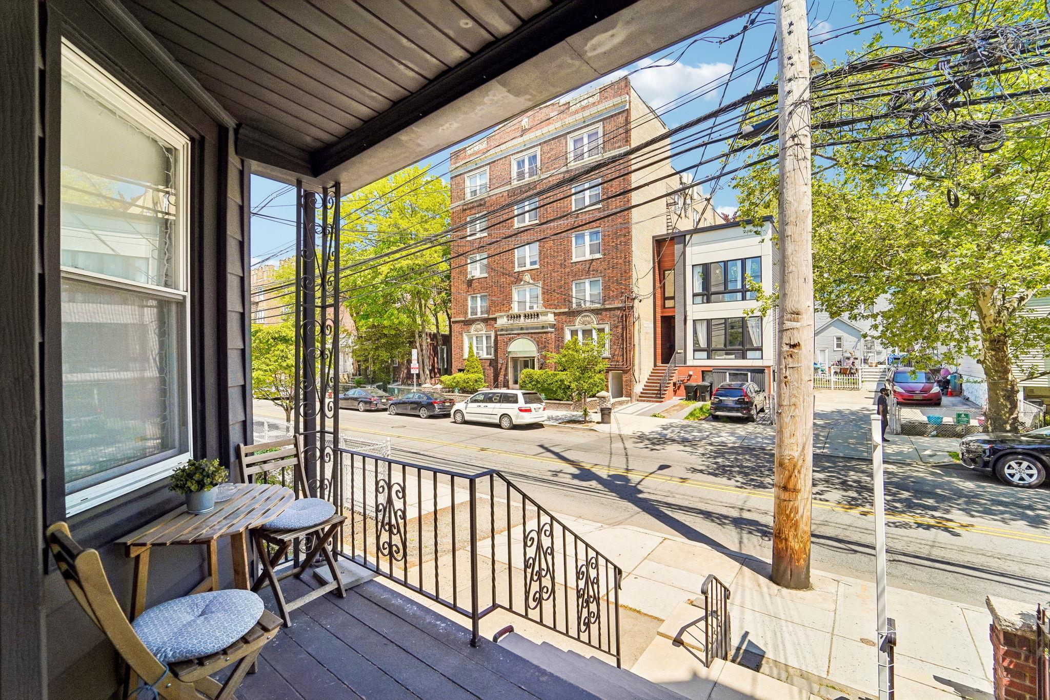 137 MANHATTAN AVE - Photo 5