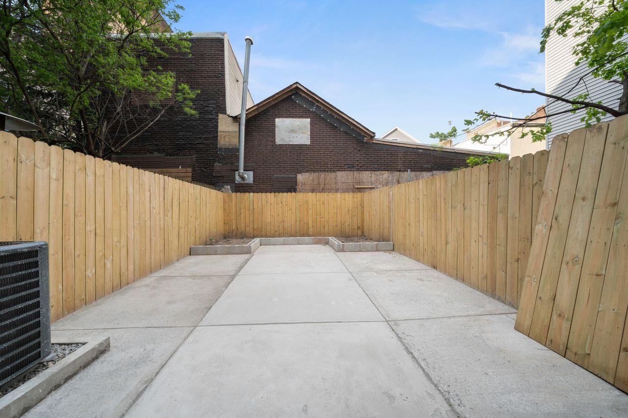 122.5 HARRISON AVE