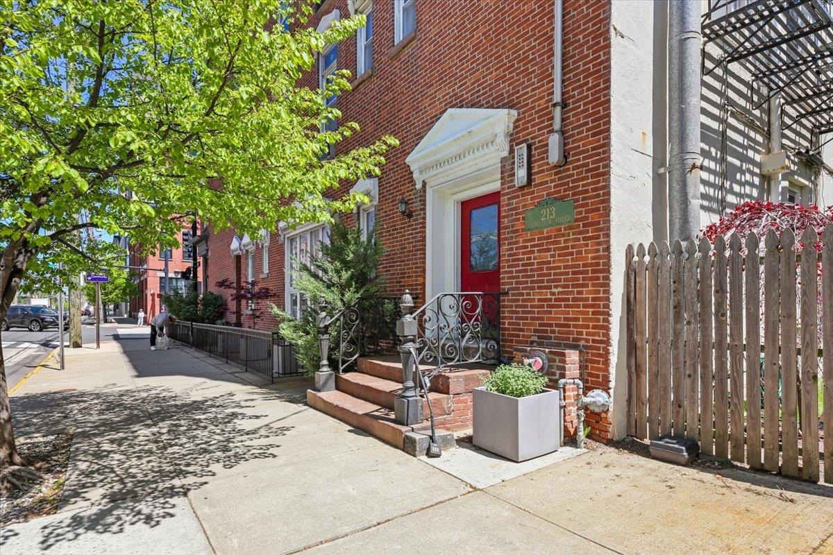 213 14TH ST #2E