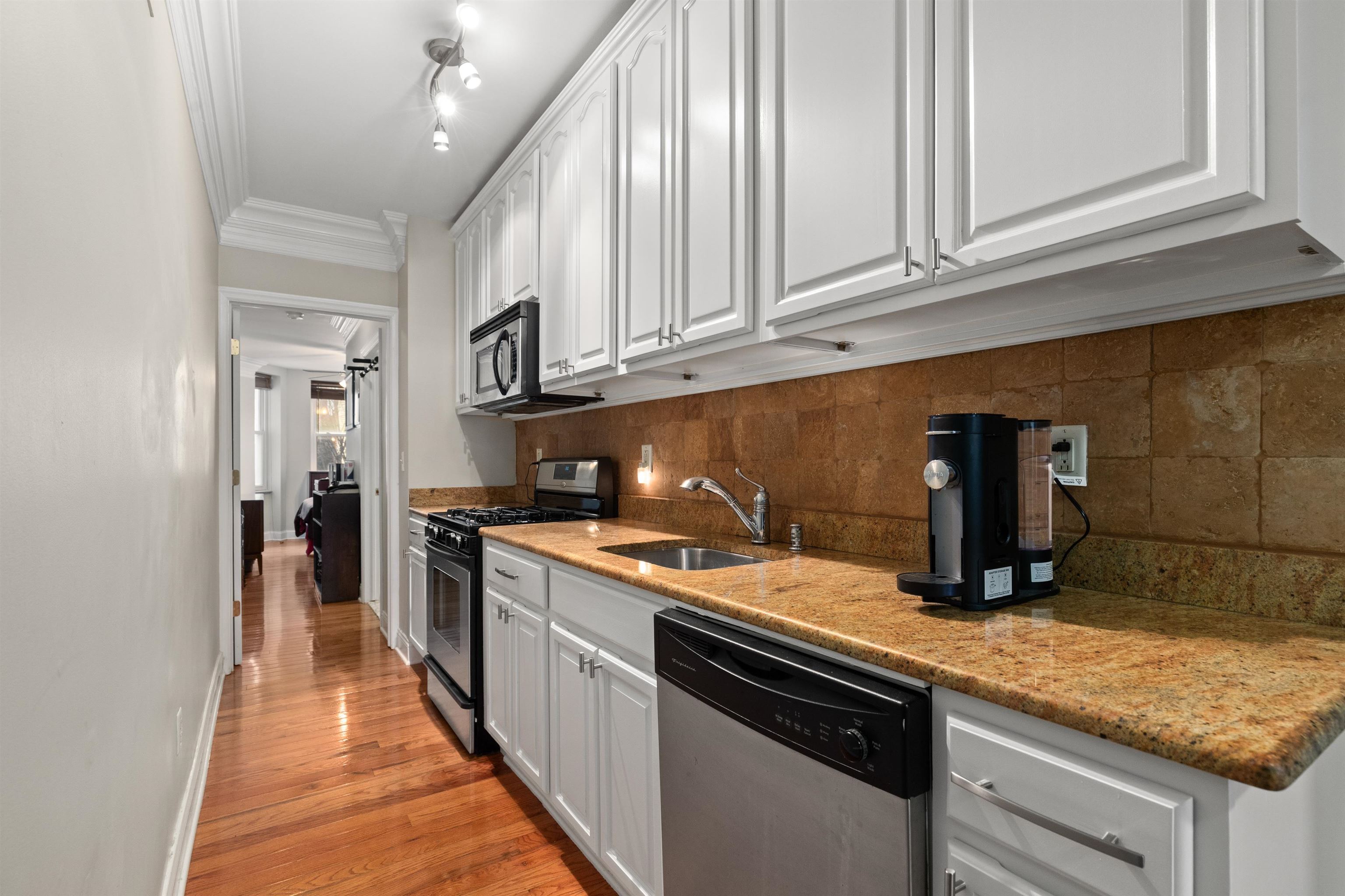 207 OGDEN AVE - Photo 5