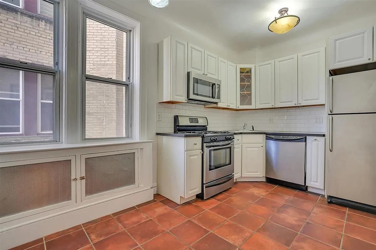 6015 BLVD EAST - Photo 3