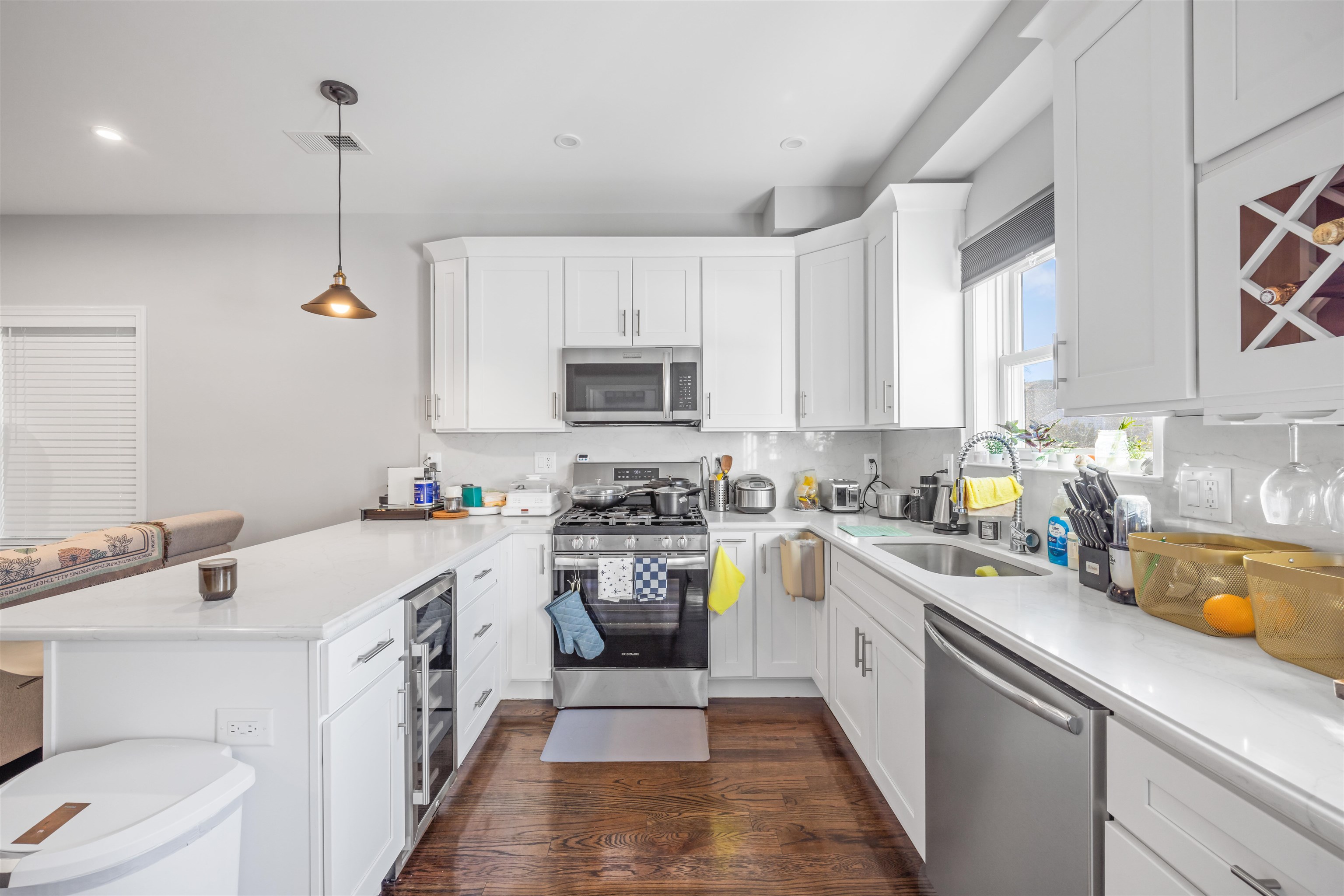 155 LAIDLAW AVE - Photo 2