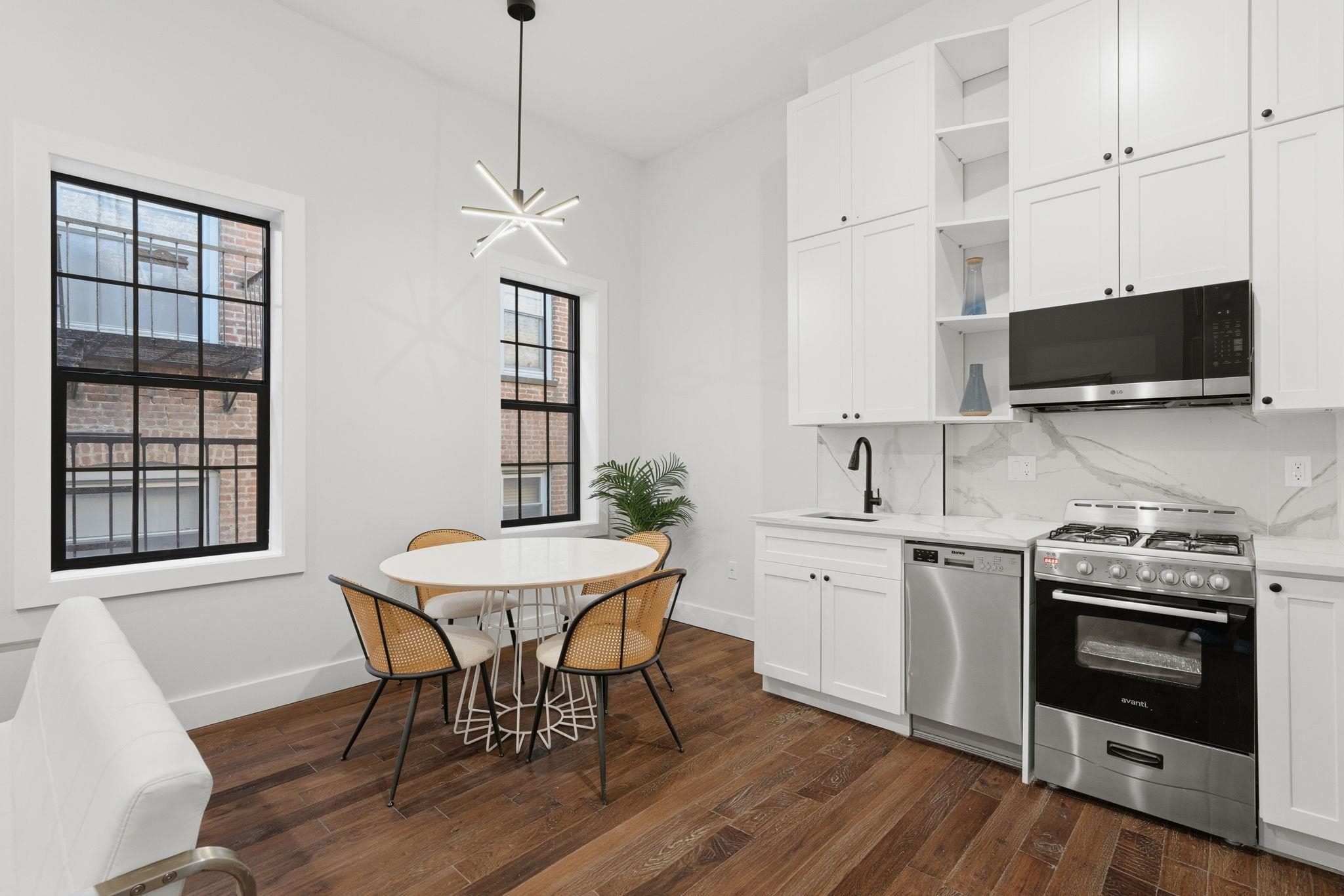 104 GLENWOOD AVE - Photo 2