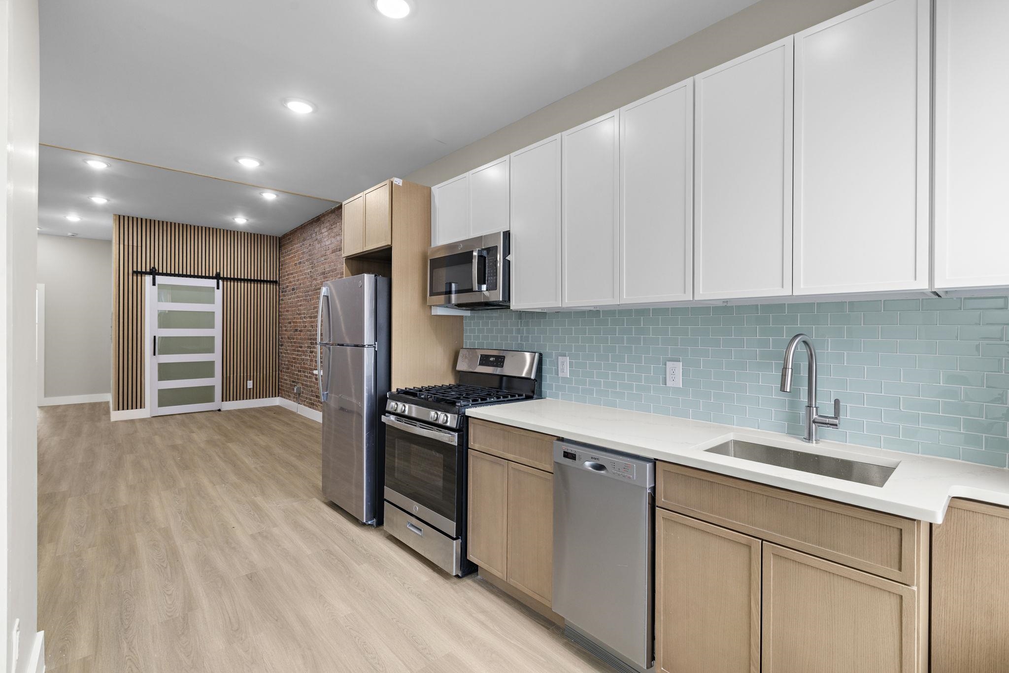450 1ST ST - Photo 3