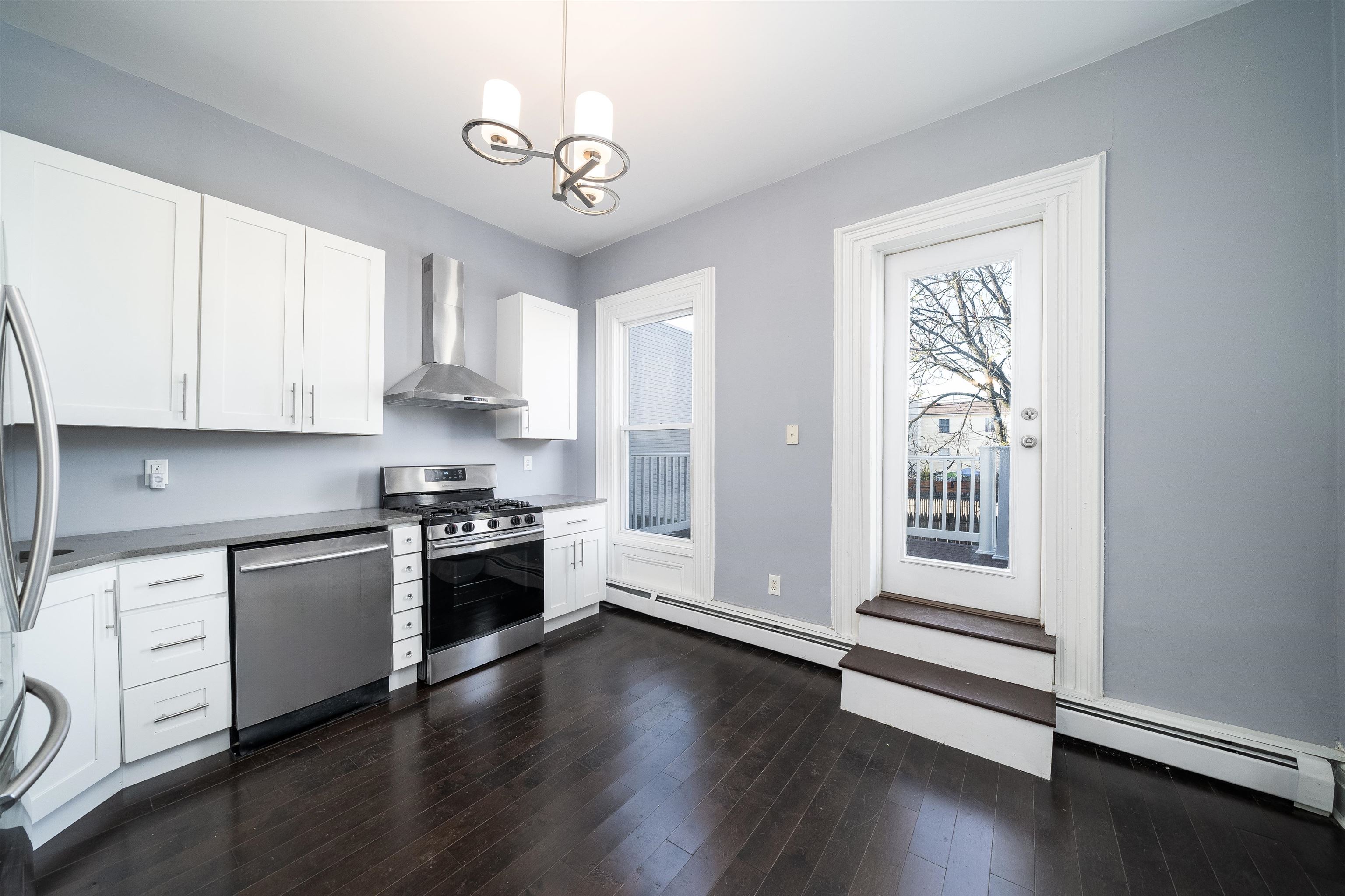 949.5 SUMMIT AVE - Photo 1