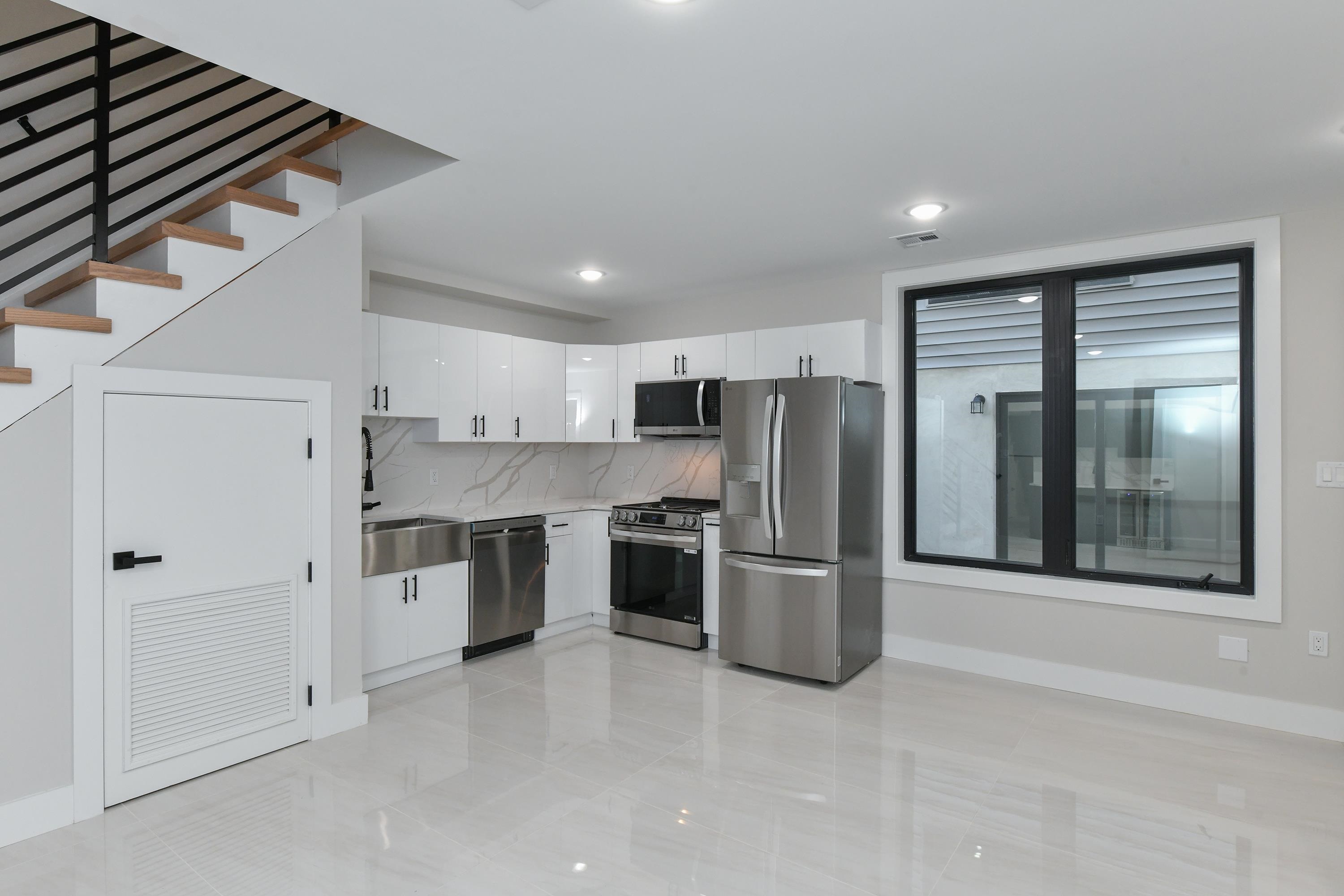 221 COLUMBIA AVE - Photo 4