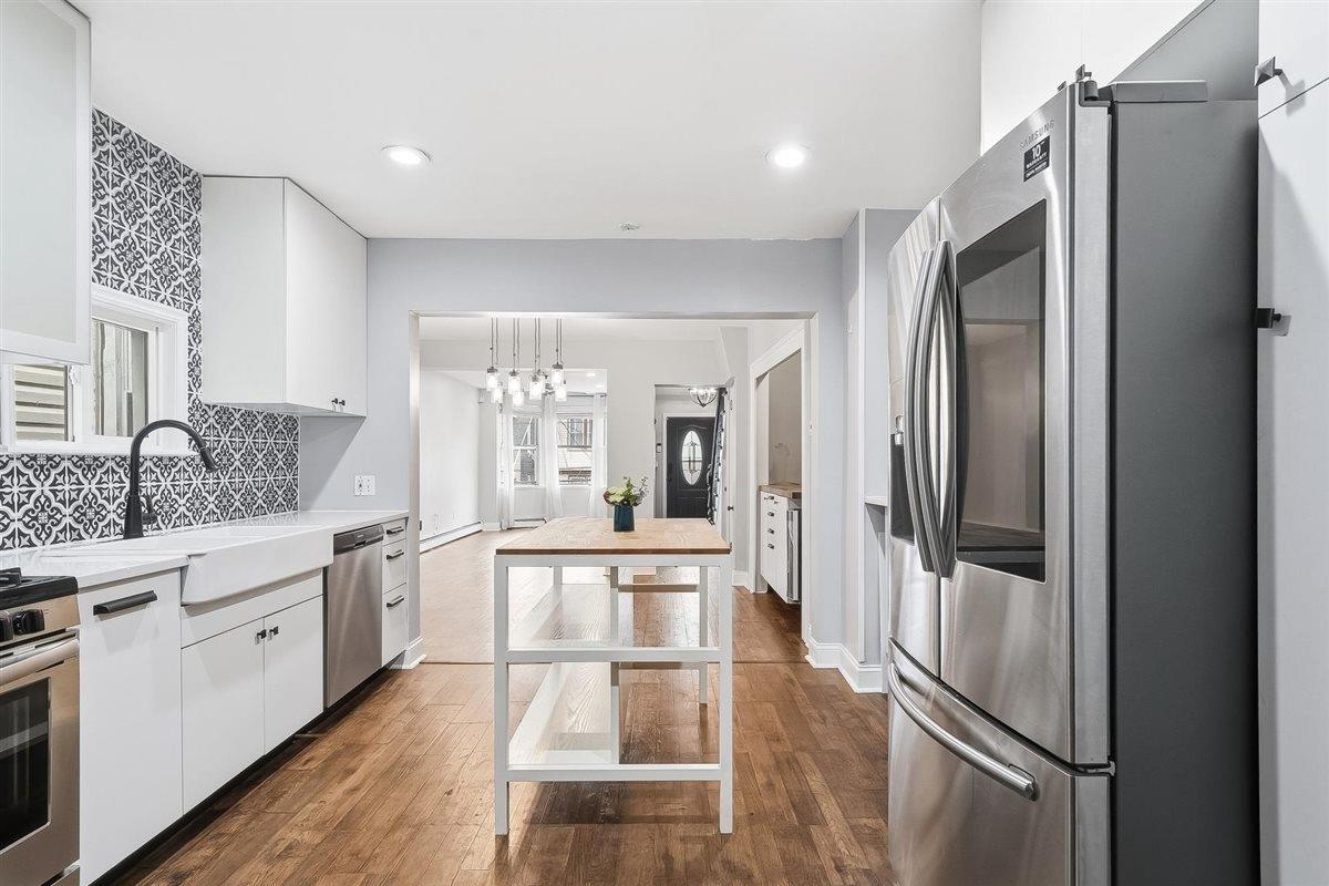 143 LEXINGTON AVE - Photo 1