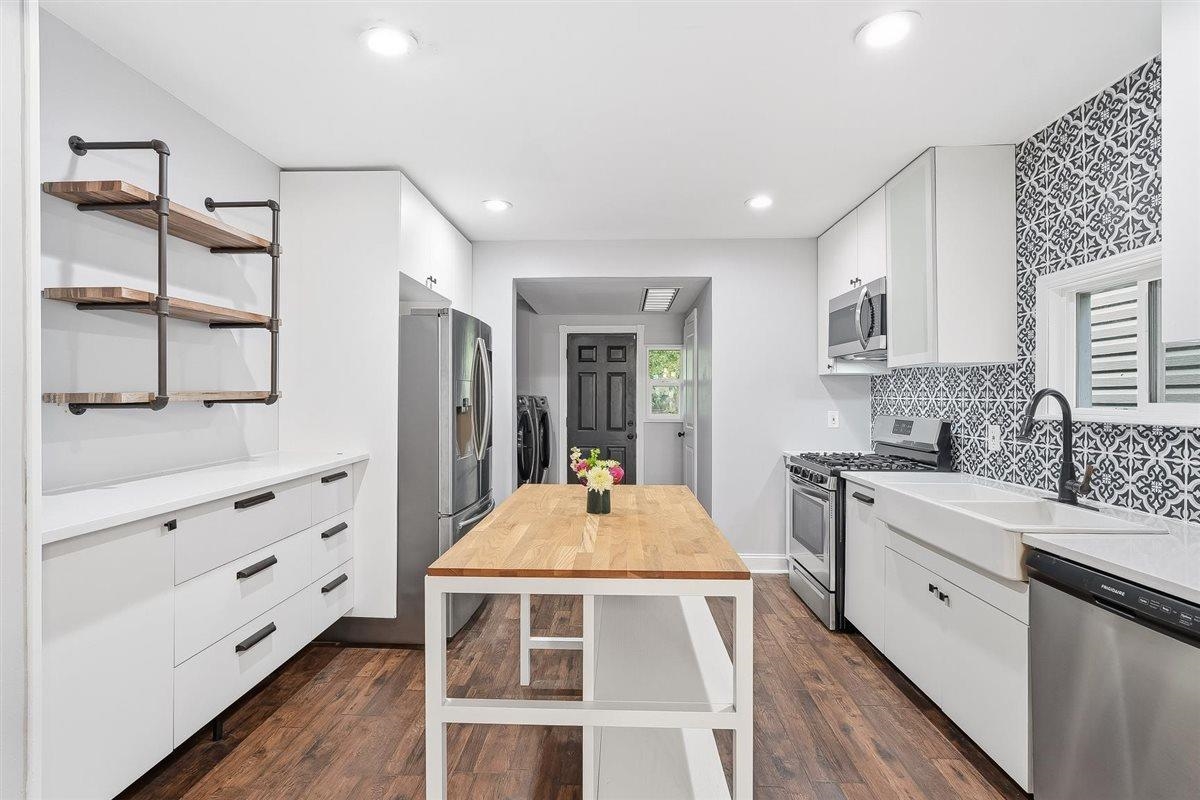 143 LEXINGTON AVE - Photo 2