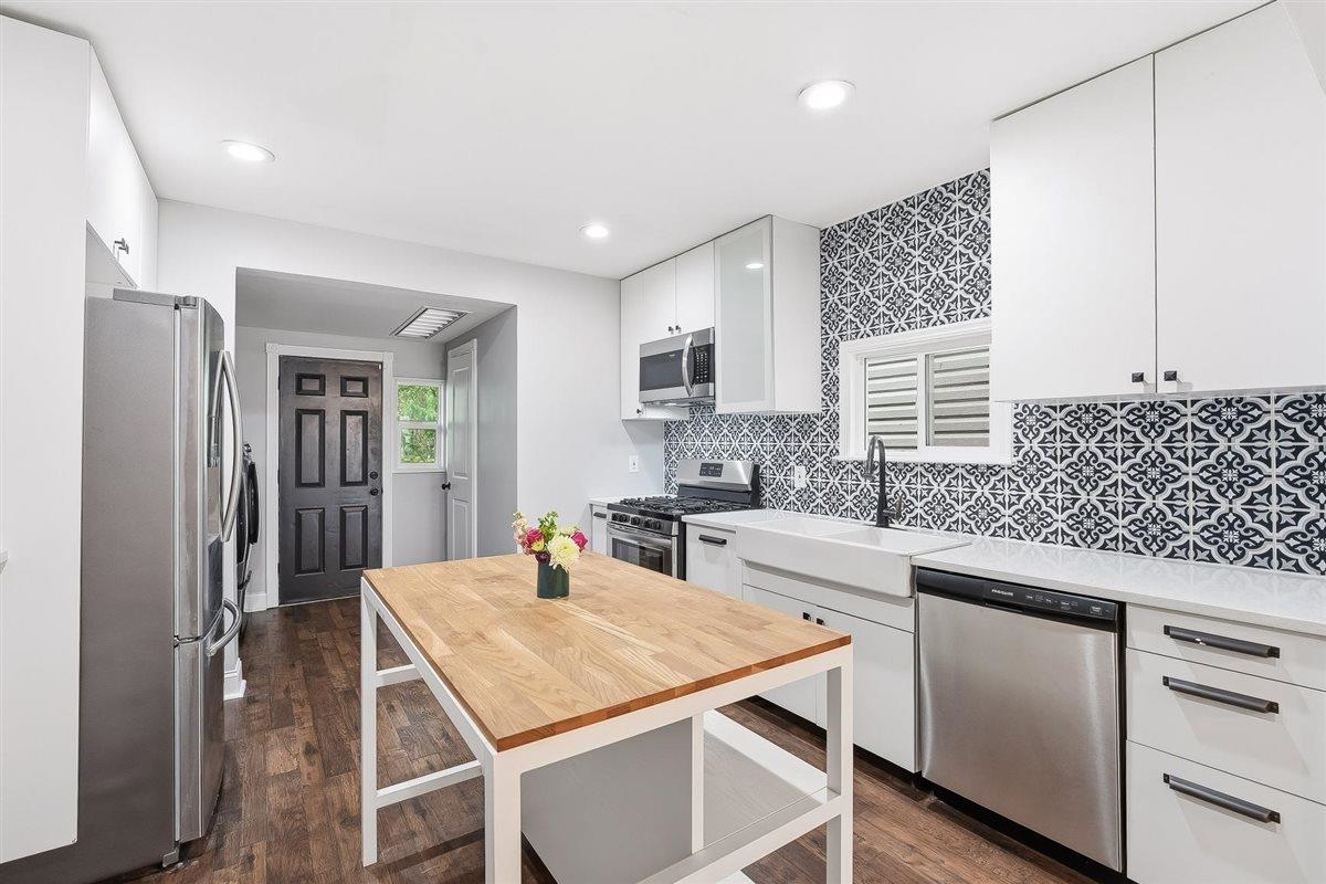 143 LEXINGTON AVE - Photo 3