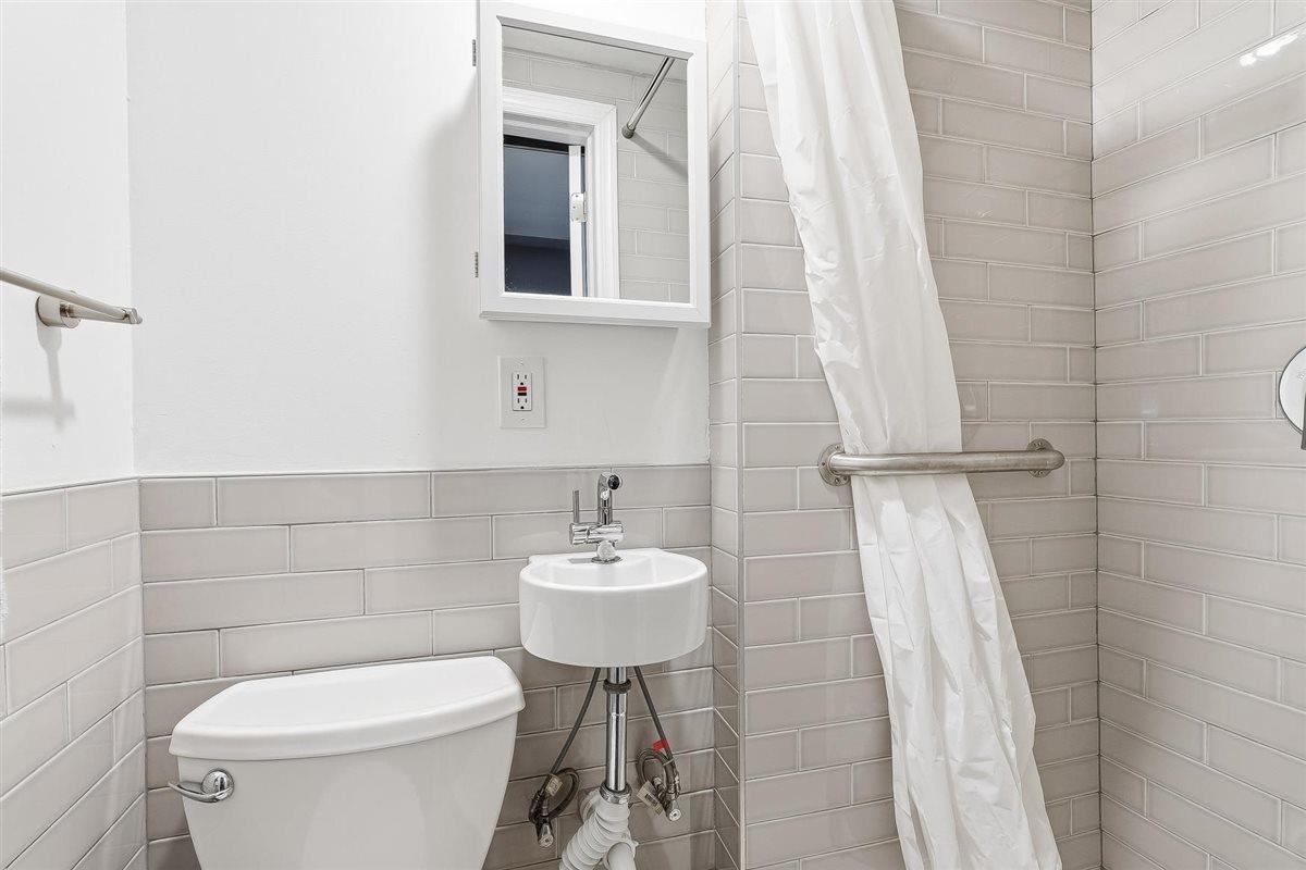 143 LEXINGTON AVE - Photo 5