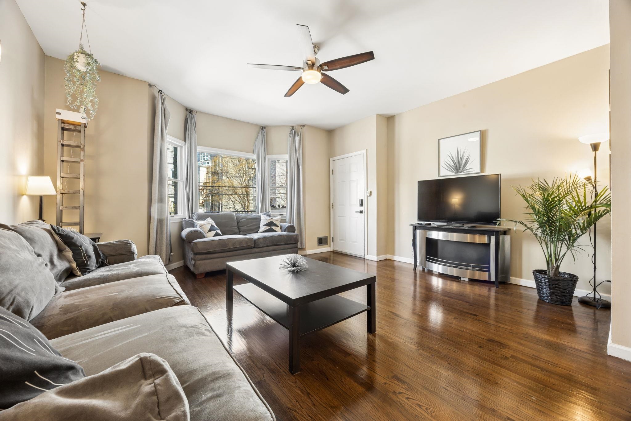 242 BALDWIN AVE - Photo 2