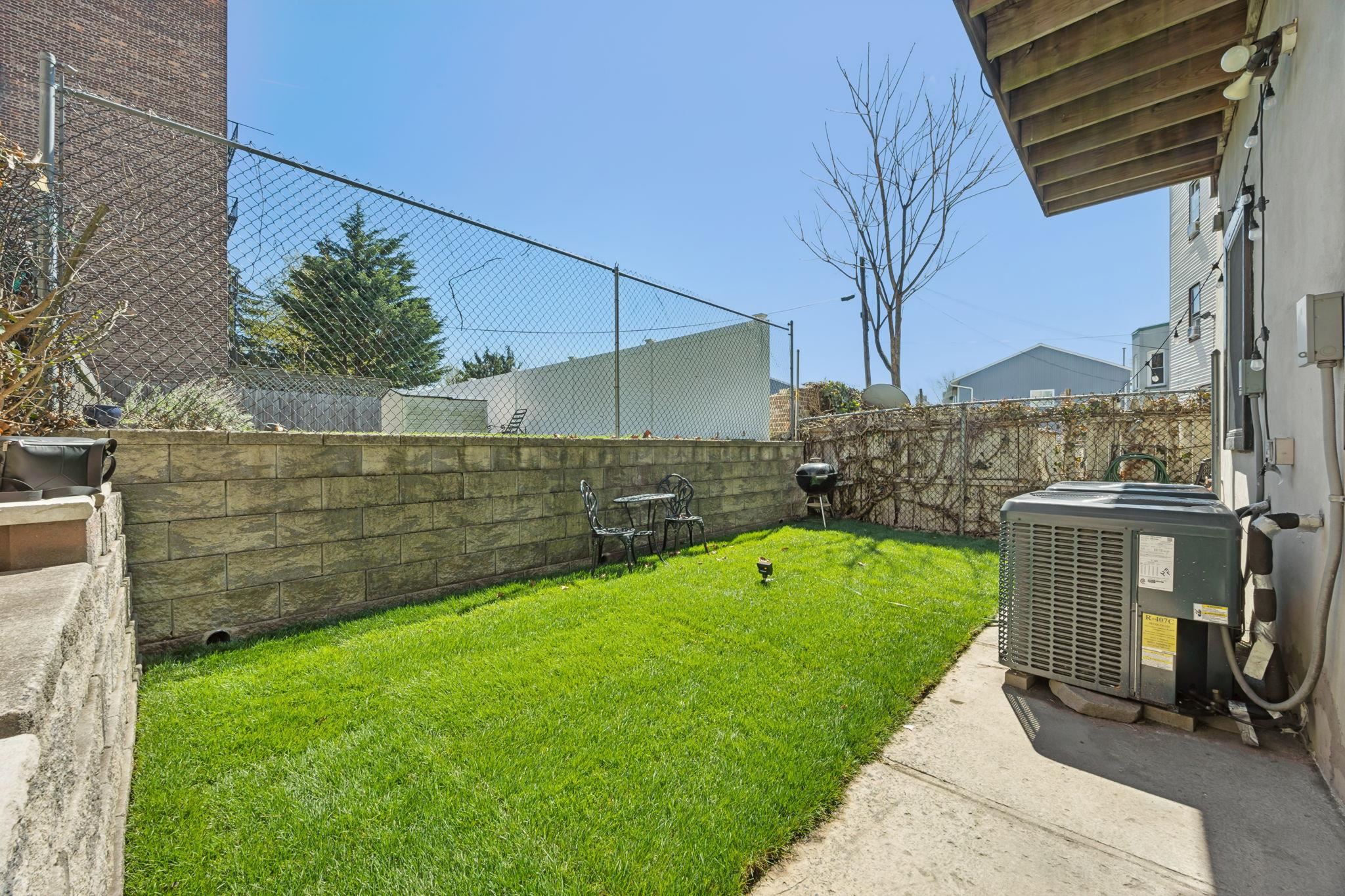242 BALDWIN AVE - Photo 4