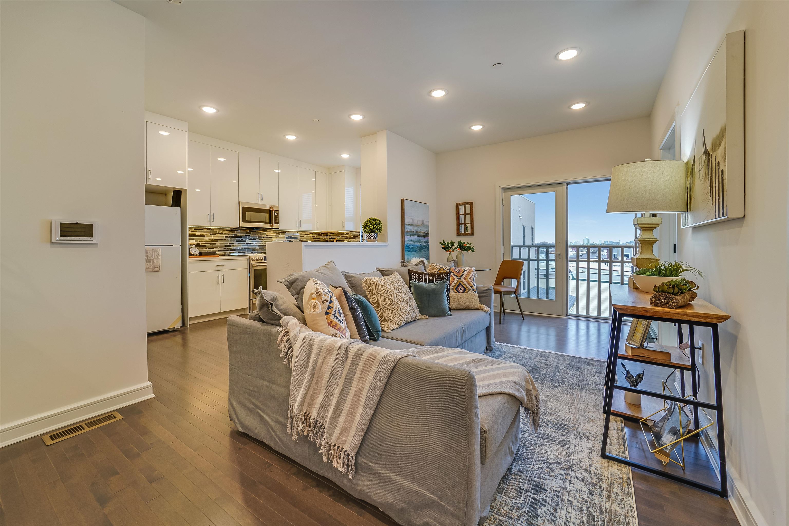 974 SUMMIT AVE - Photo 2