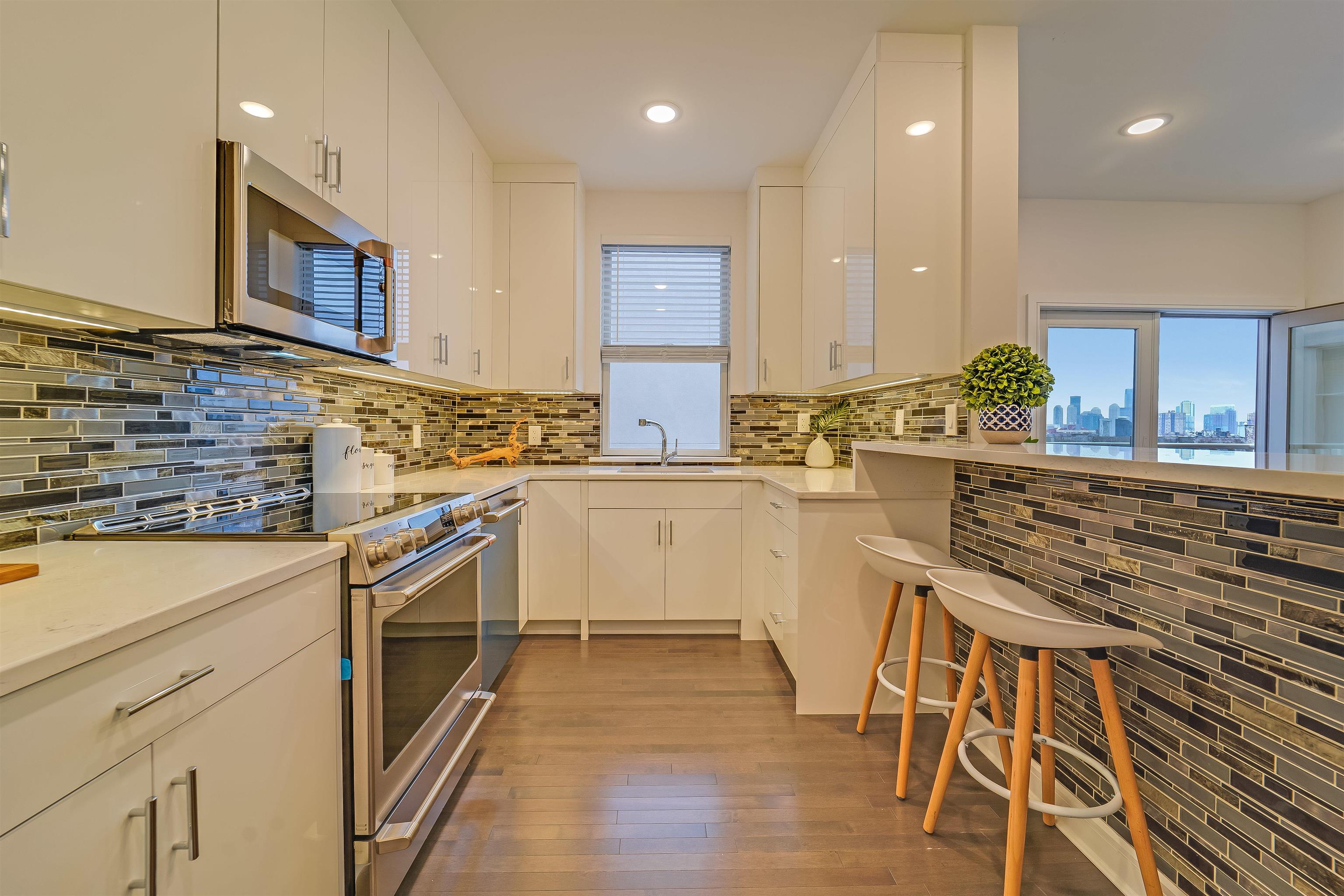 974 SUMMIT AVE - Photo 3