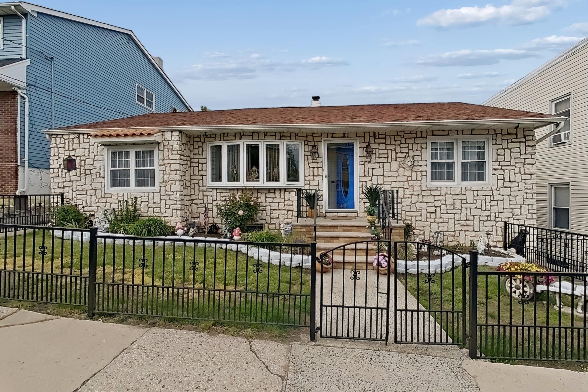 249 BERGEN AVE - Photo 1