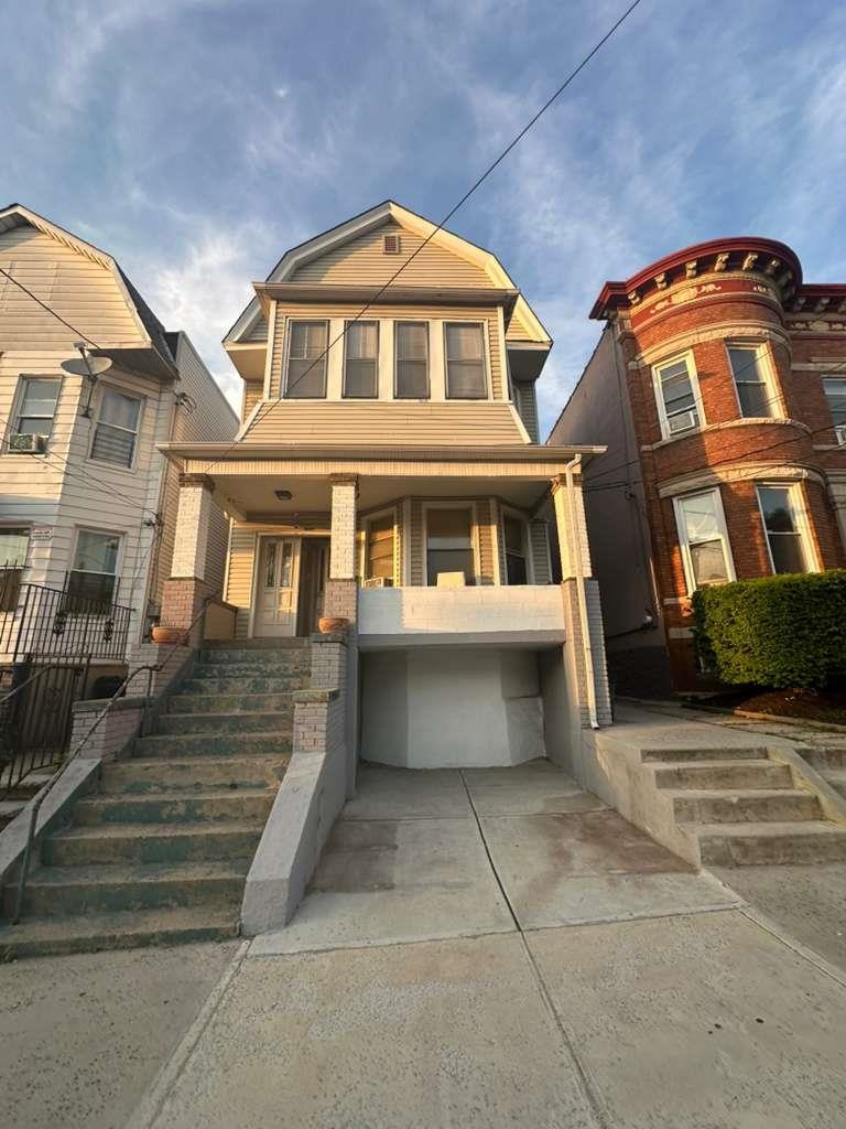 270 WOODLAWN AVE - Photo 1