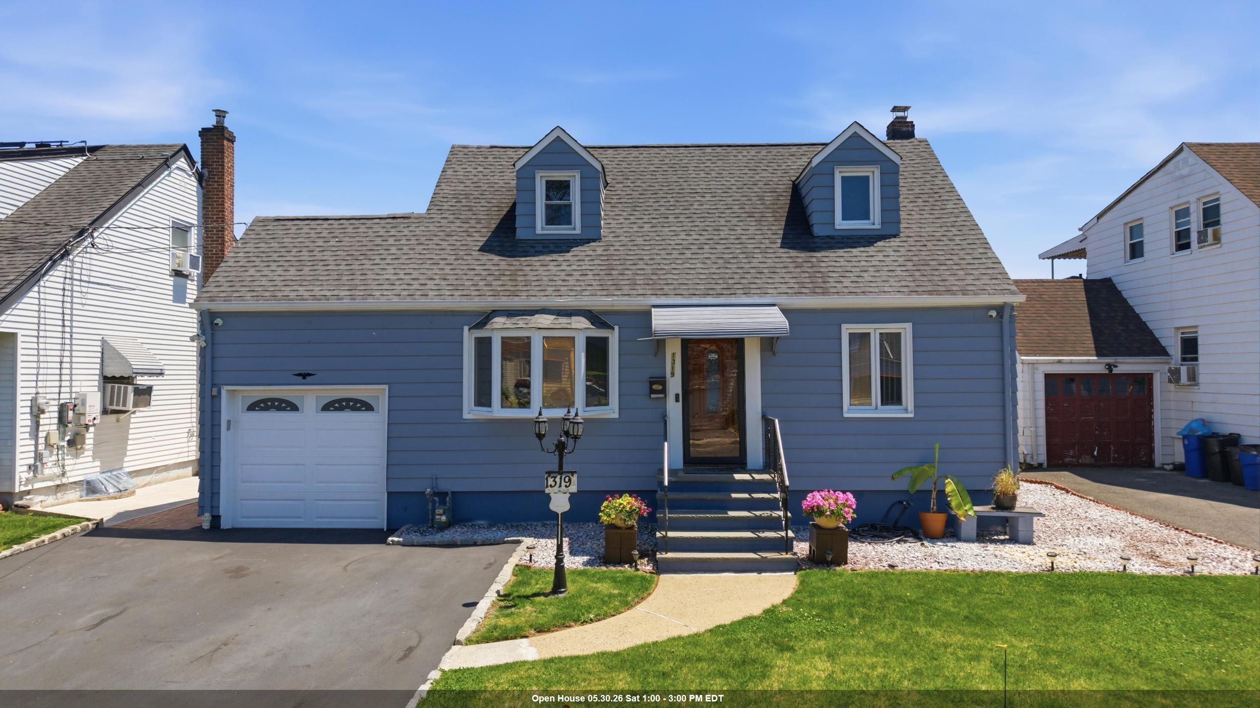 1319 LIBERTY AVE - Photo 1