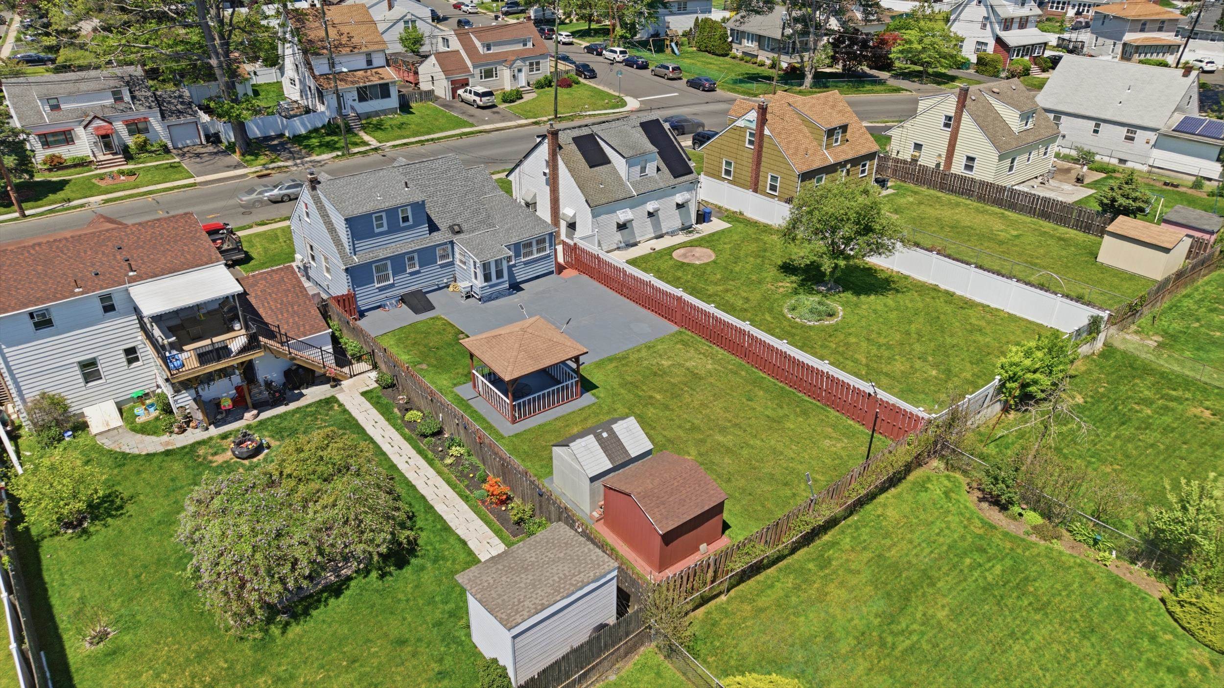 1319 LIBERTY AVE - Photo 2