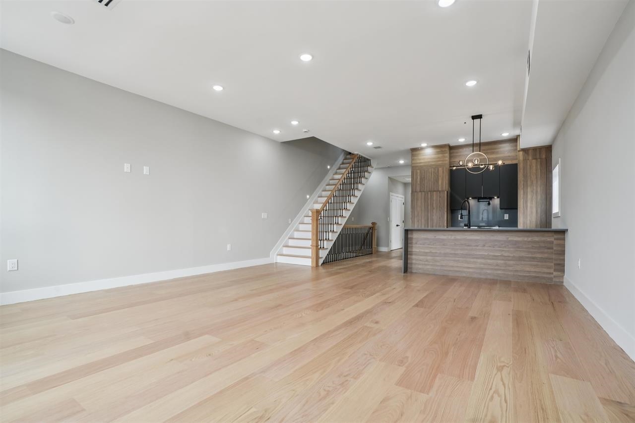 68 THORNE ST - Photo 2