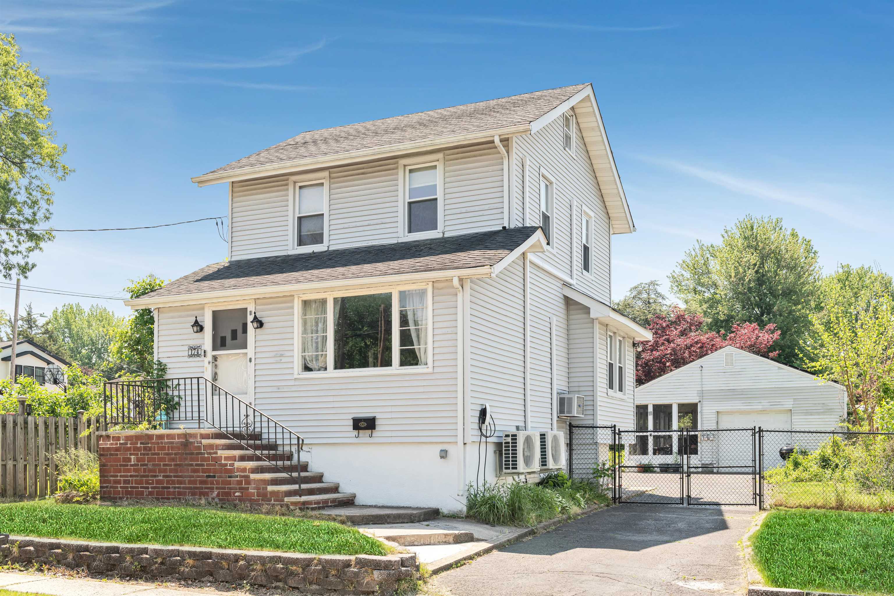 174 PHELPS AVE - Photo 2