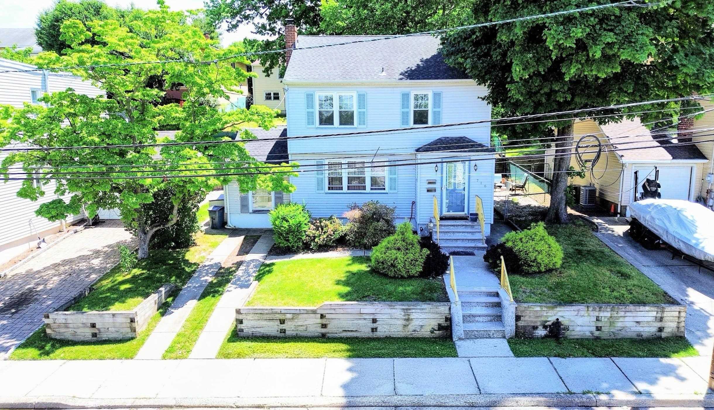 716 CHESTNUT ST - Photo 1