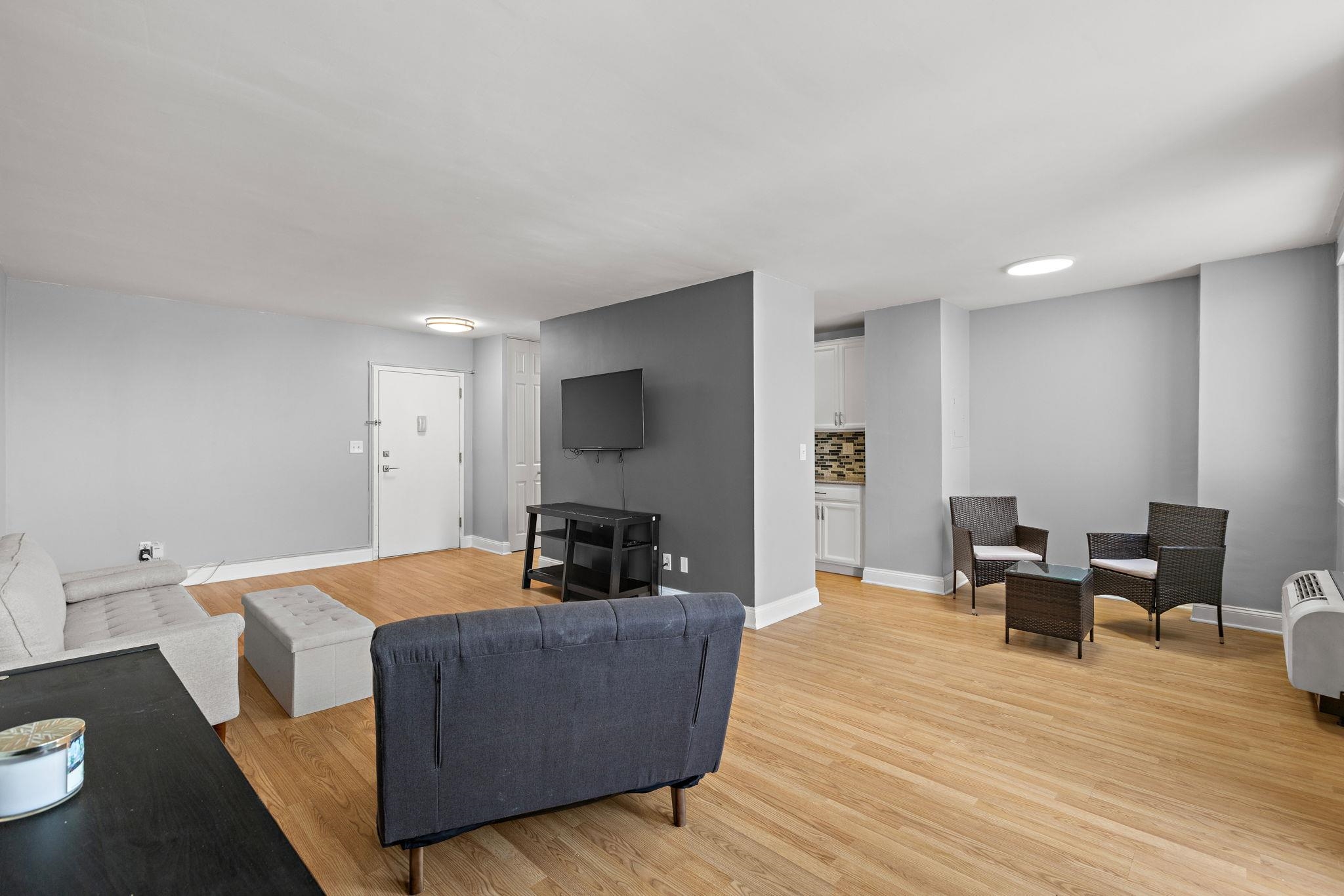 100 MANHATTAN AVE - Photo 3