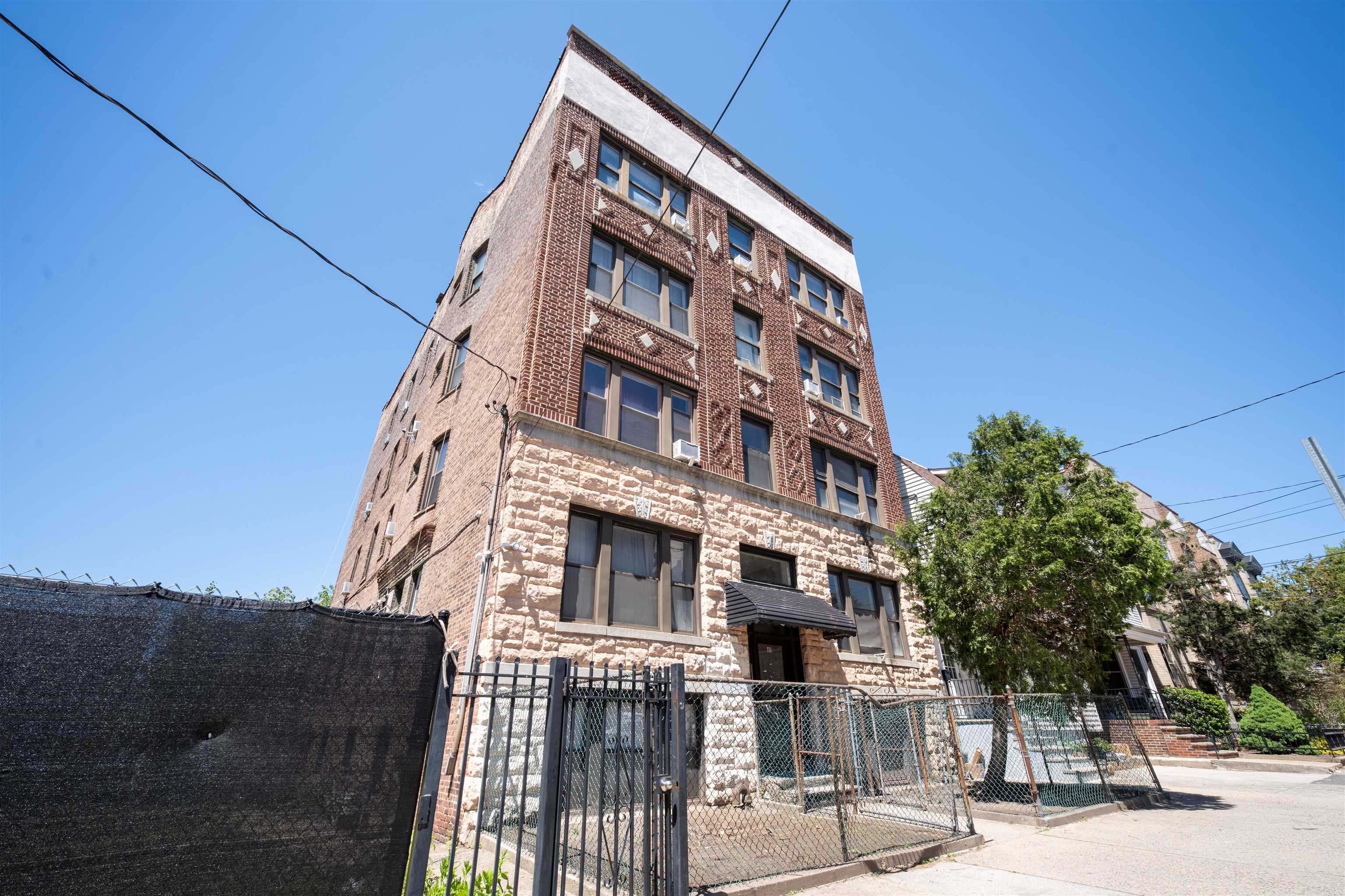 81 ROMAINE AVE - Photo 2